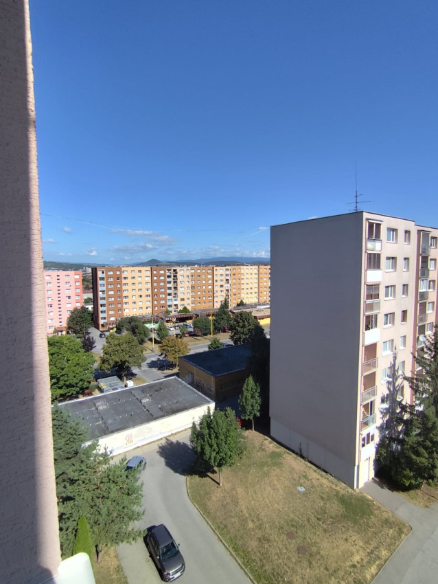 PREDANÝ .... Na predaj veľký 3 izbový byt v zachovalom udržiavanom pôvodnom stave Lomnická