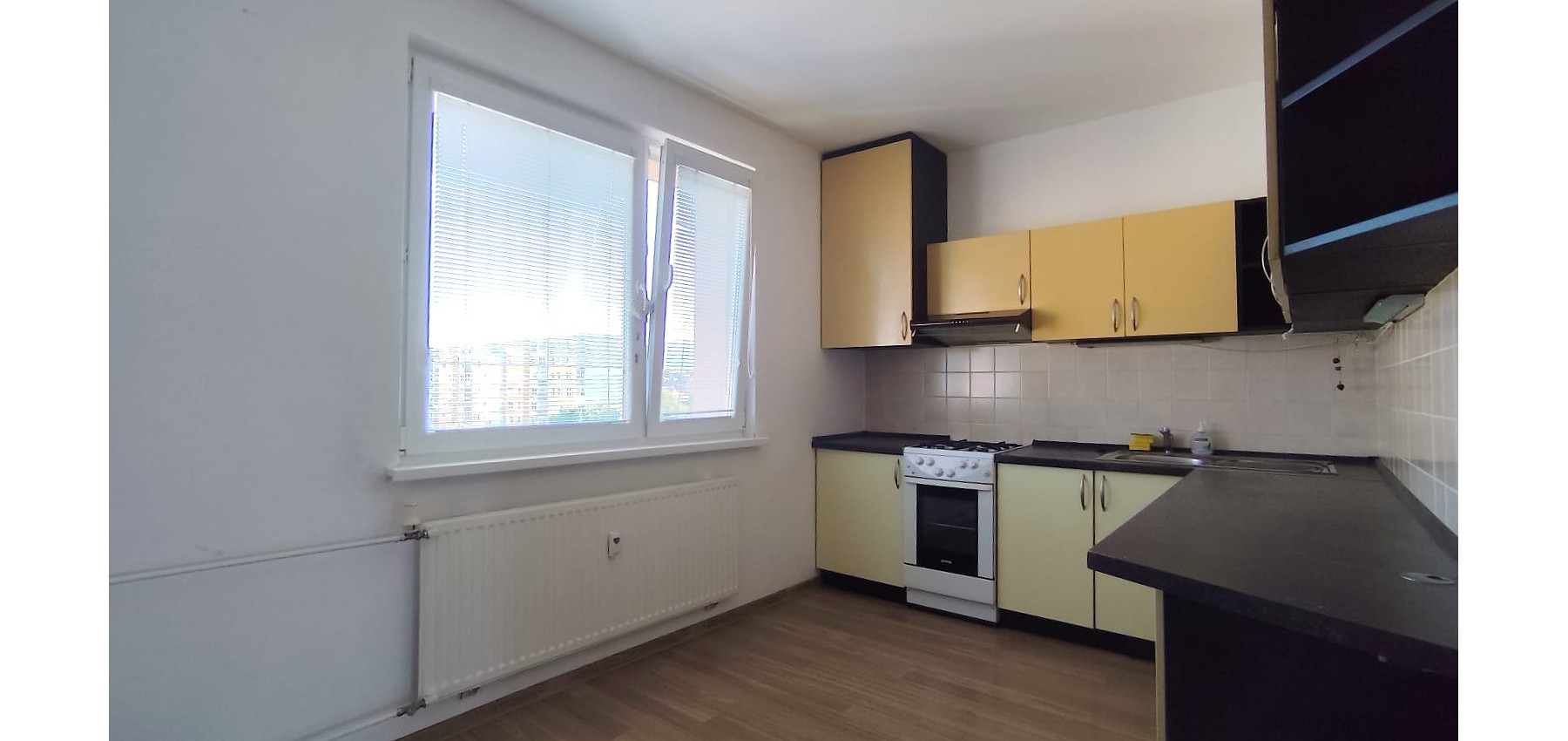 PREDANÝ .... Na predaj veľký 3 izbový byt v zachovalom udržiavanom pôvodnom stave Lomnická