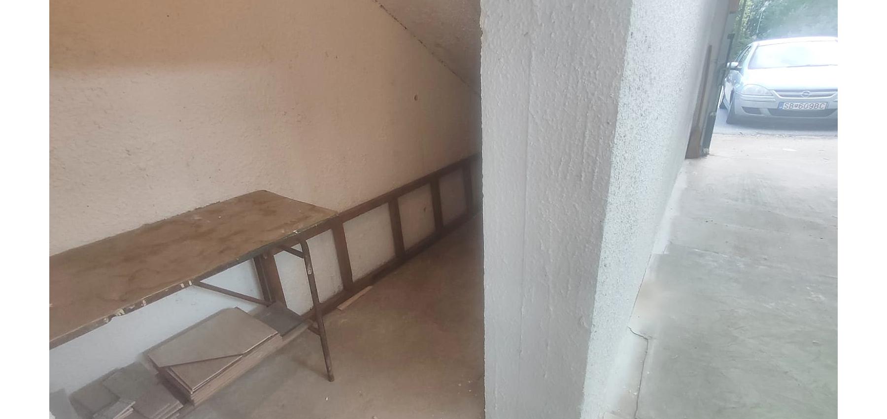 Prenajatá do 1.9.2026.....Garáž  s kumbálom na Tekeľovej ulici