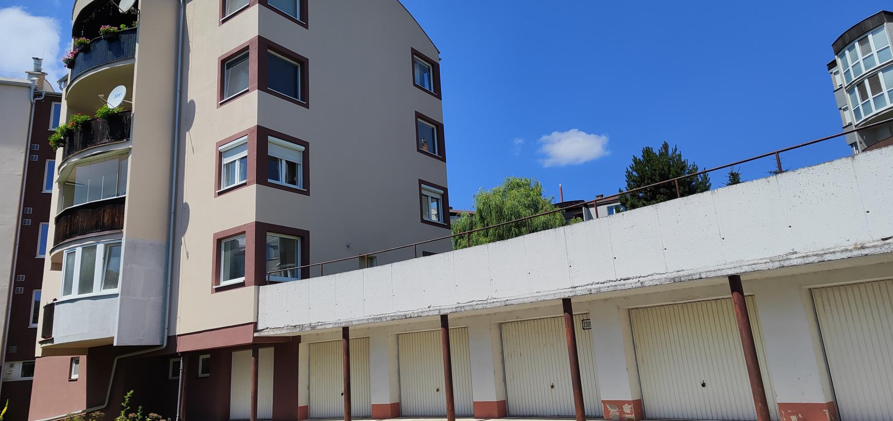 Prenajatá do 1.9.2026.....Garáž  s kumbálom na Tekeľovej ulici