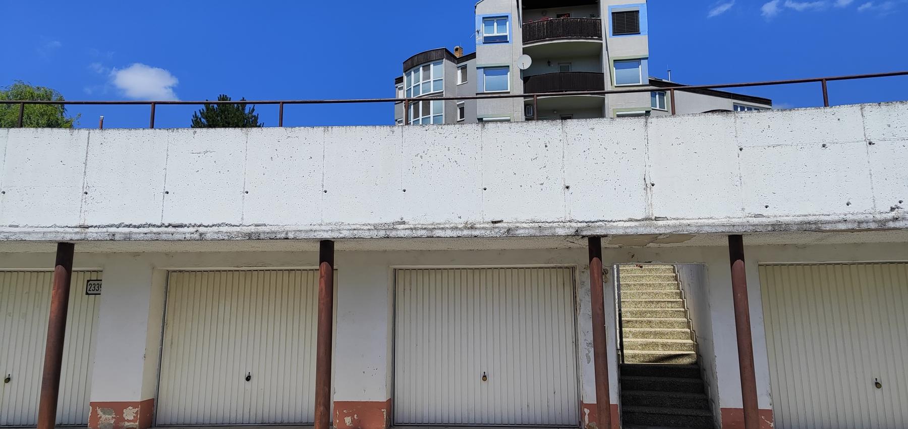 Prenajatá do 1.9.2026.....Garáž  s kumbálom na Tekeľovej ulici