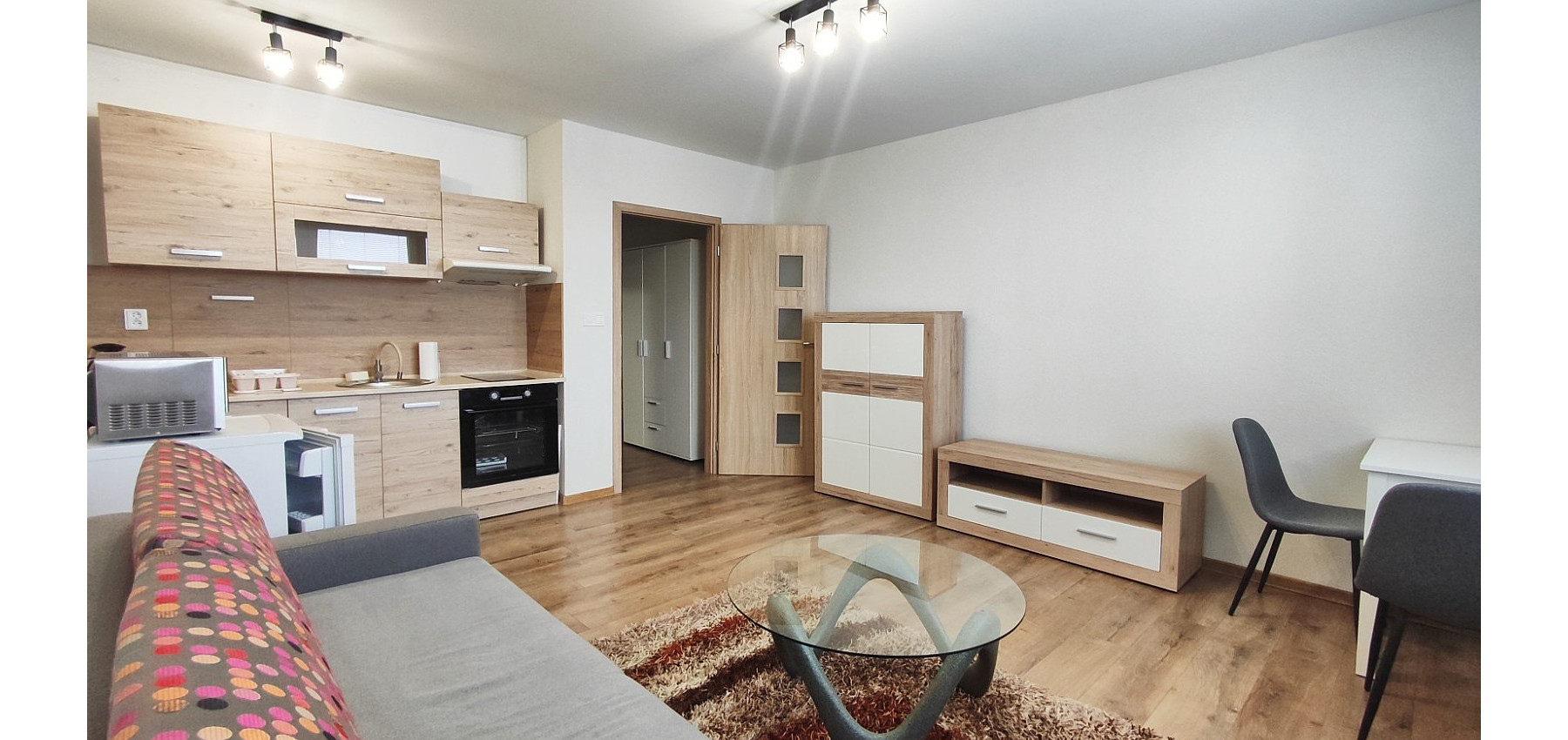 Prenajatá do 1.11.2026...Priestranná zariadená garsónka pre 1-2 osoby, Kotrádova ulica, Prešov