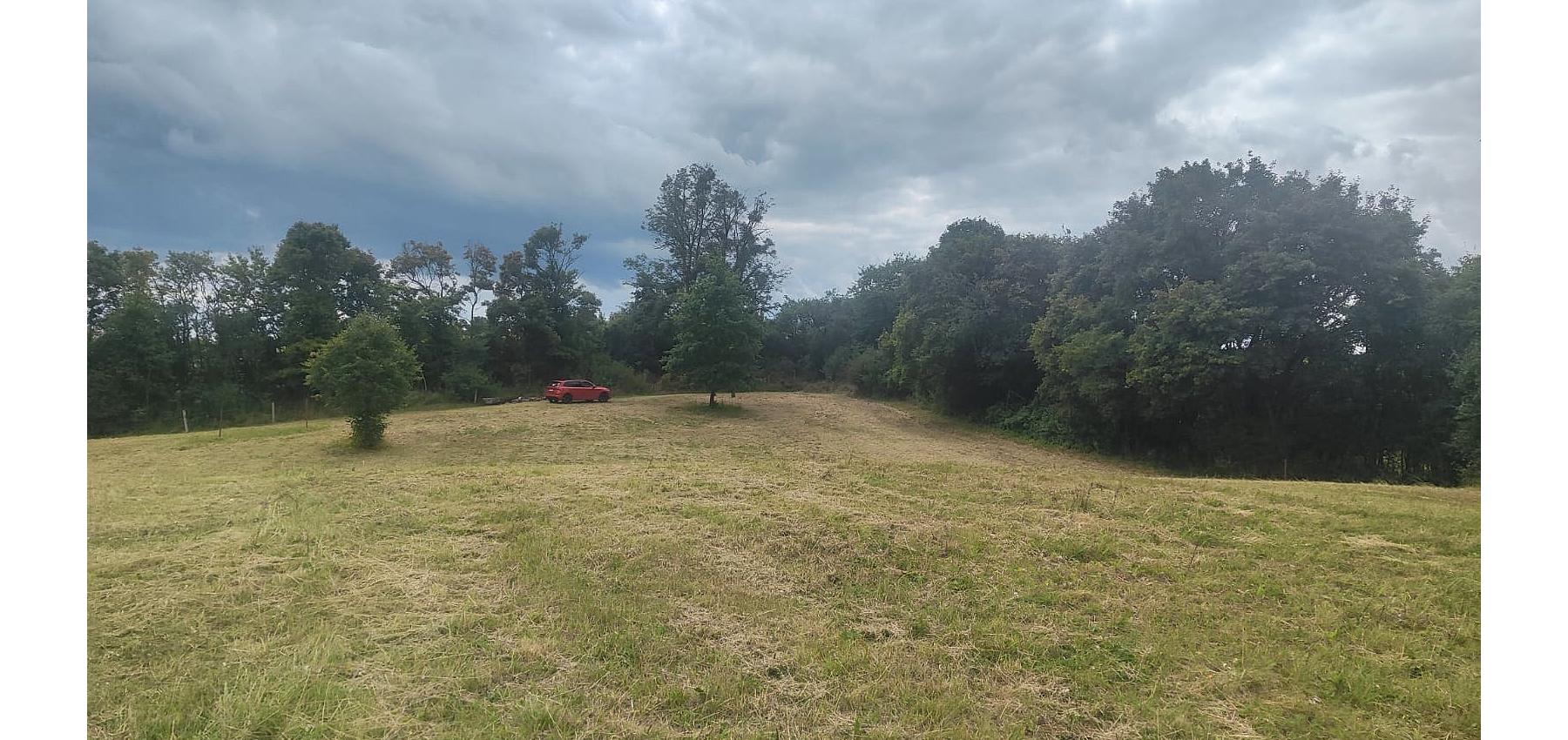 Pozemok v meste - 2408 m2 na rastlinnú alebo živočíšnu výrobu