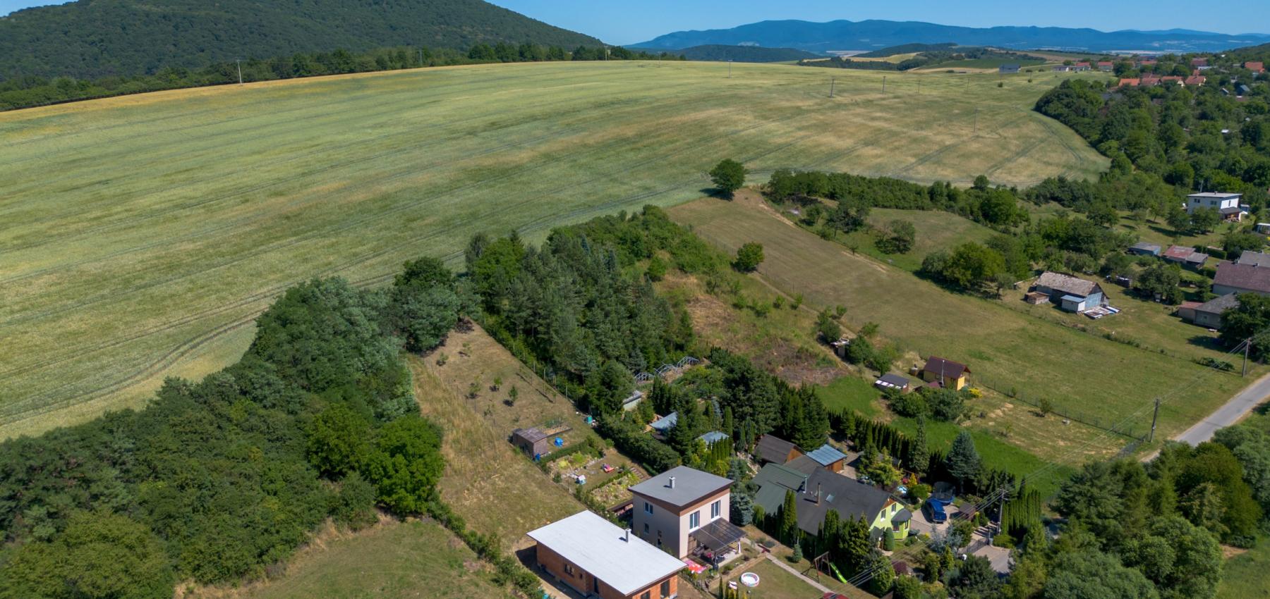 4 izbový rodinný dom obklopený zeleňou, iba s 1 susedom a nádherným výhľadom