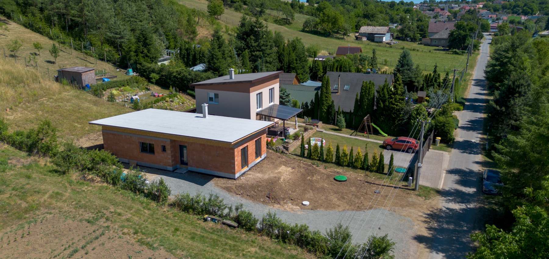 4 izbový rodinný dom obklopený zeleňou, iba s 1 susedom a nádherným výhľadom