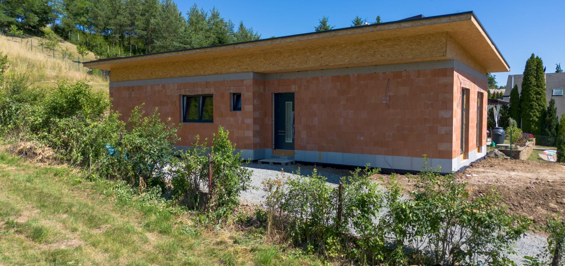 4 izbový rodinný dom obklopený zeleňou, iba s 1 susedom a nádherným výhľadom