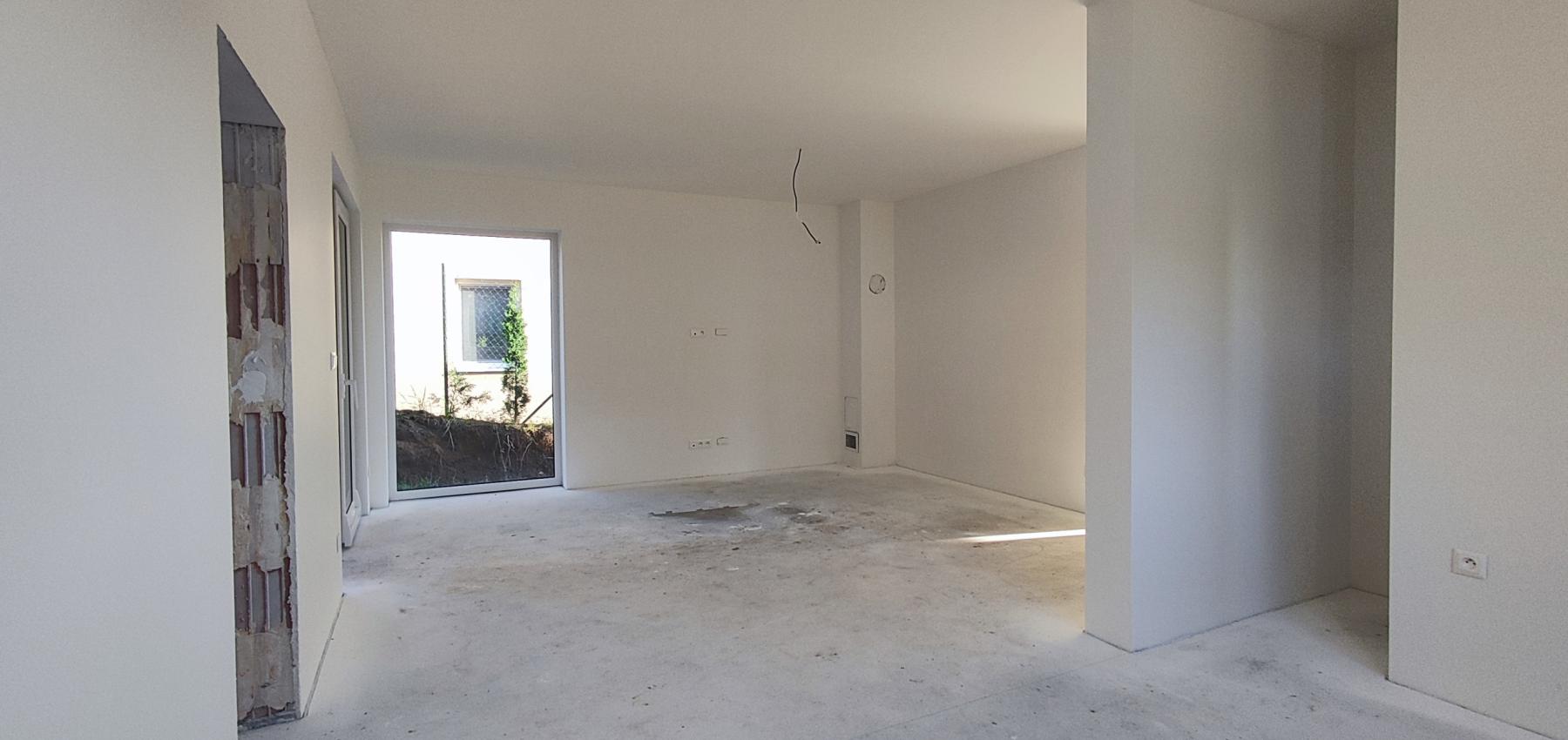 4 izbový rodinný dom obklopený zeleňou, iba s 1 susedom a nádherným výhľadom