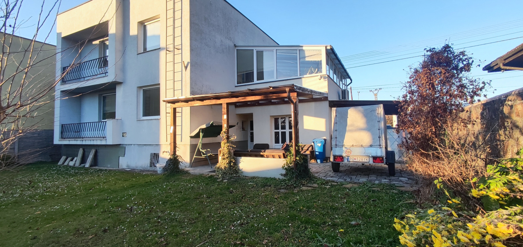 ZNÍŽENÁ CENA.... Dom pre rodinu - 5 izieb, garáž, prístrešok pre auto, slnečný pozemok 600 m2, altánok, podpivničený