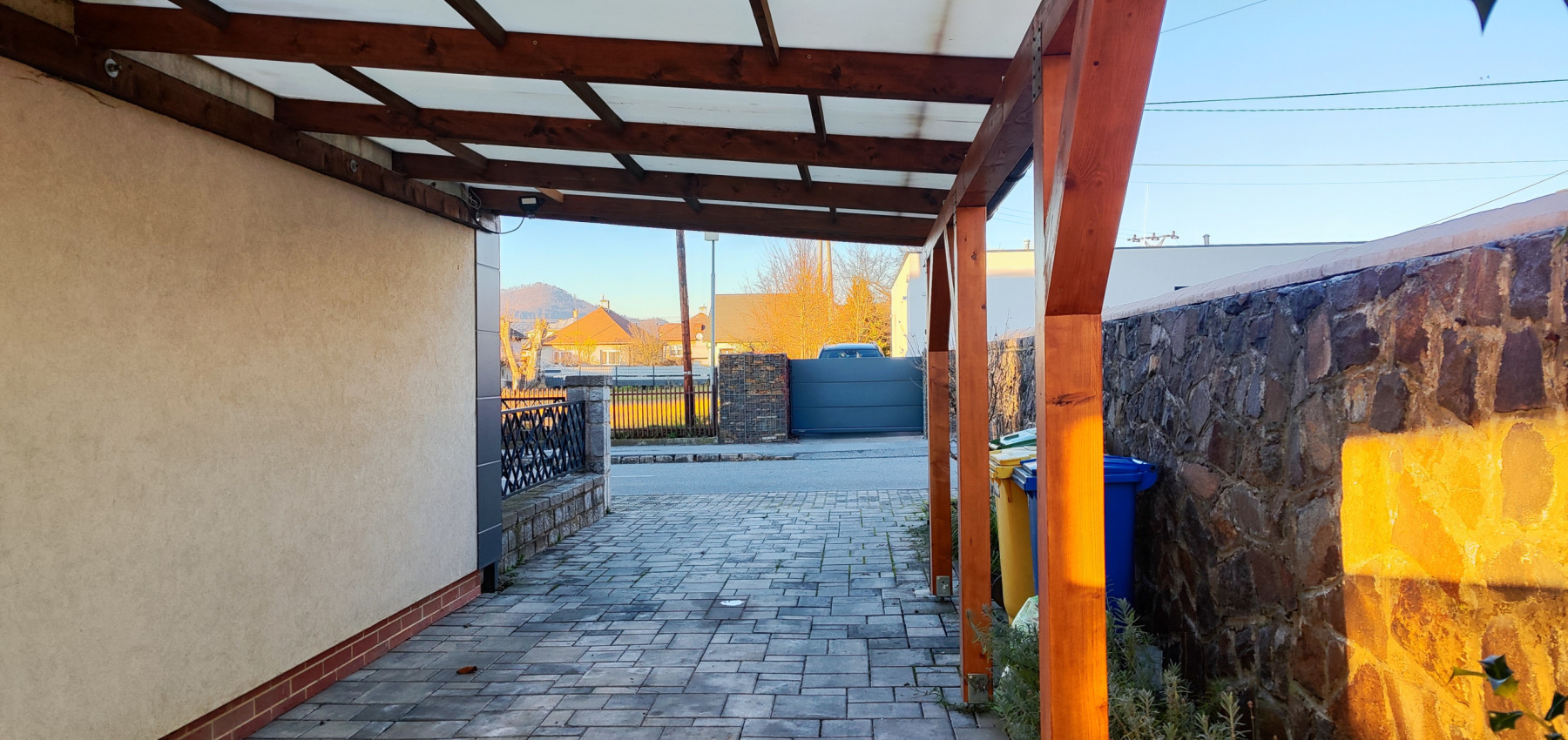 ZNÍŽENÁ CENA.... Dom pre rodinu - 5 izieb, garáž, prístrešok pre auto, slnečný pozemok 600 m2, altánok, podpivničený