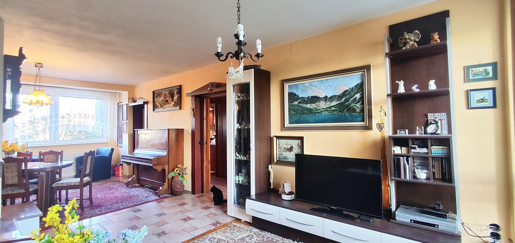 ZNÍŽENÁ CENA.... Dom pre rodinu - 5 izieb, garáž, prístrešok pre auto, slnečný pozemok 600 m2, altánok, podpivničený