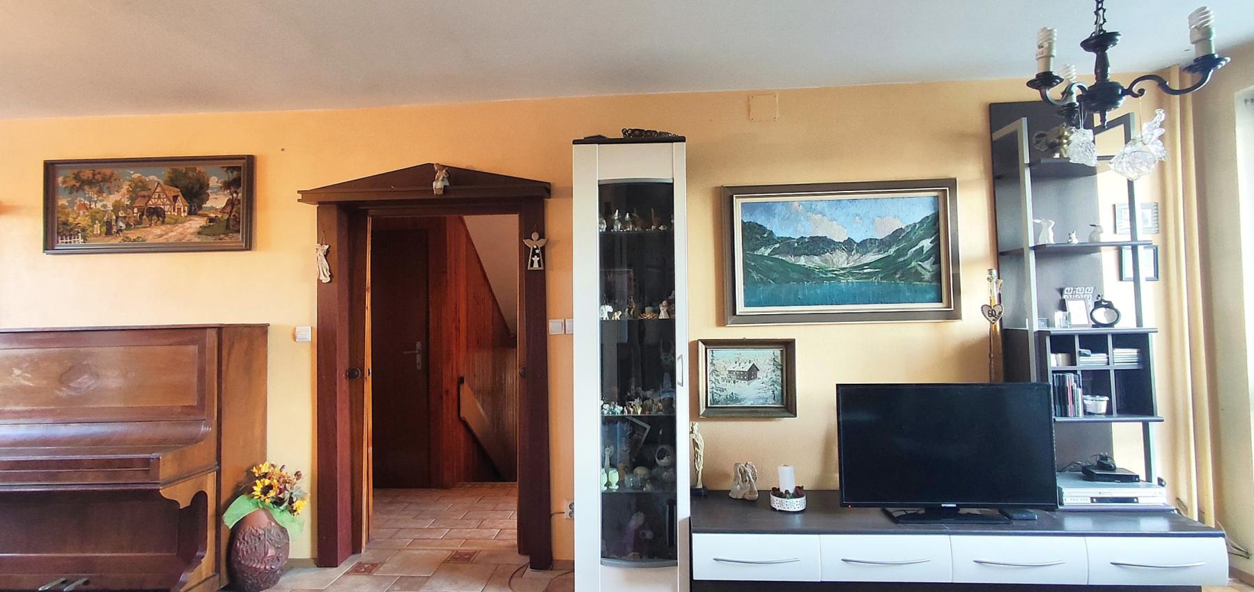 ZNÍŽENÁ CENA.... Dom pre rodinu - 5 izieb, garáž, prístrešok pre auto, slnečný pozemok 600 m2, altánok, podpivničený