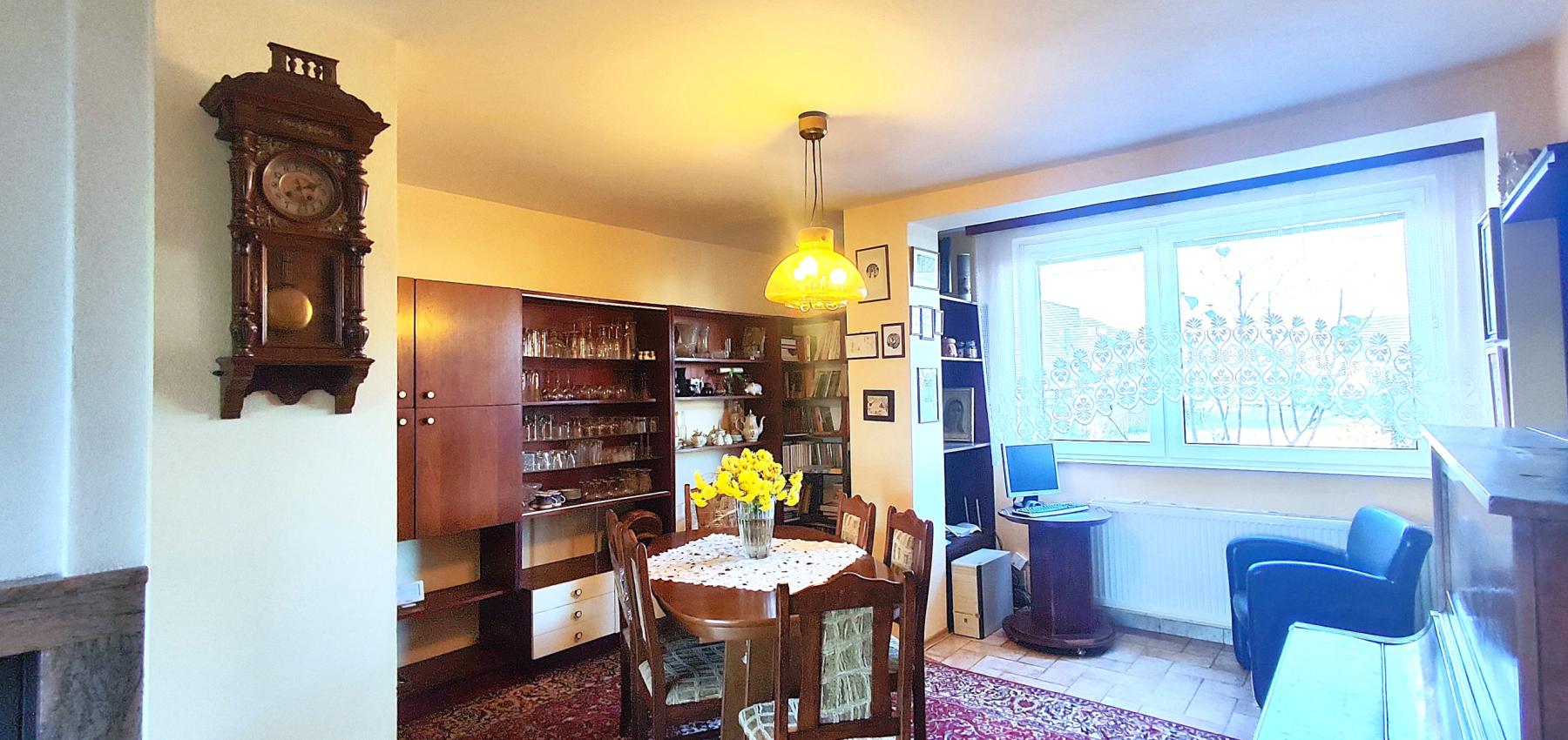 ZNÍŽENÁ CENA.... Dom pre rodinu - 5 izieb, garáž, prístrešok pre auto, slnečný pozemok 600 m2, altánok, podpivničený