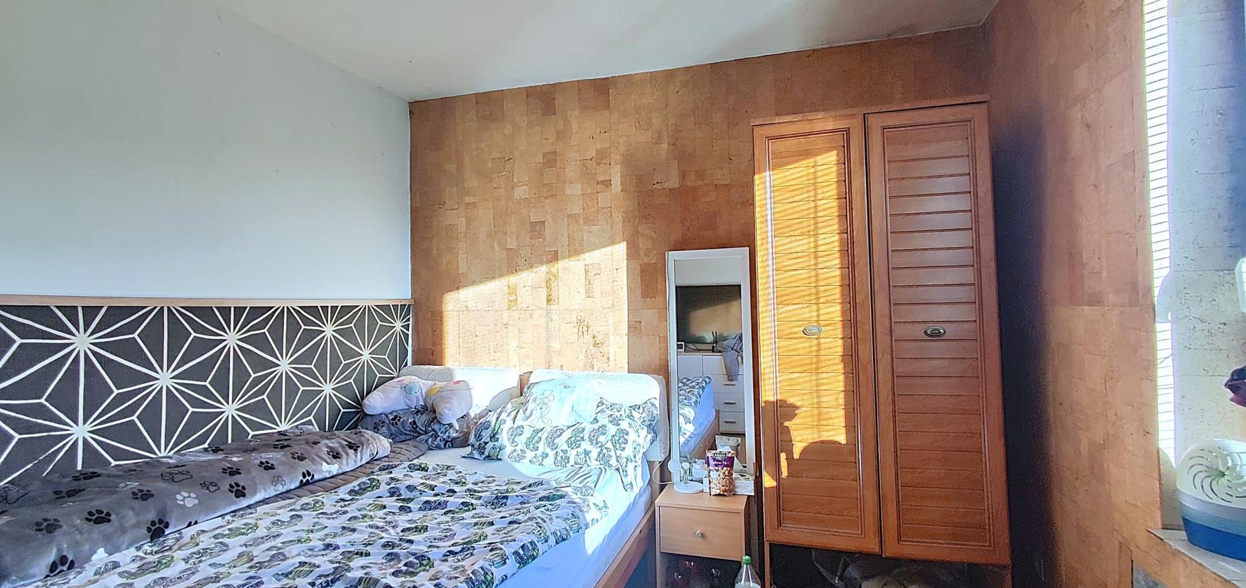 ZNÍŽENÁ CENA.... Dom pre rodinu - 5 izieb, garáž, prístrešok pre auto, slnečný pozemok 600 m2, altánok, podpivničený