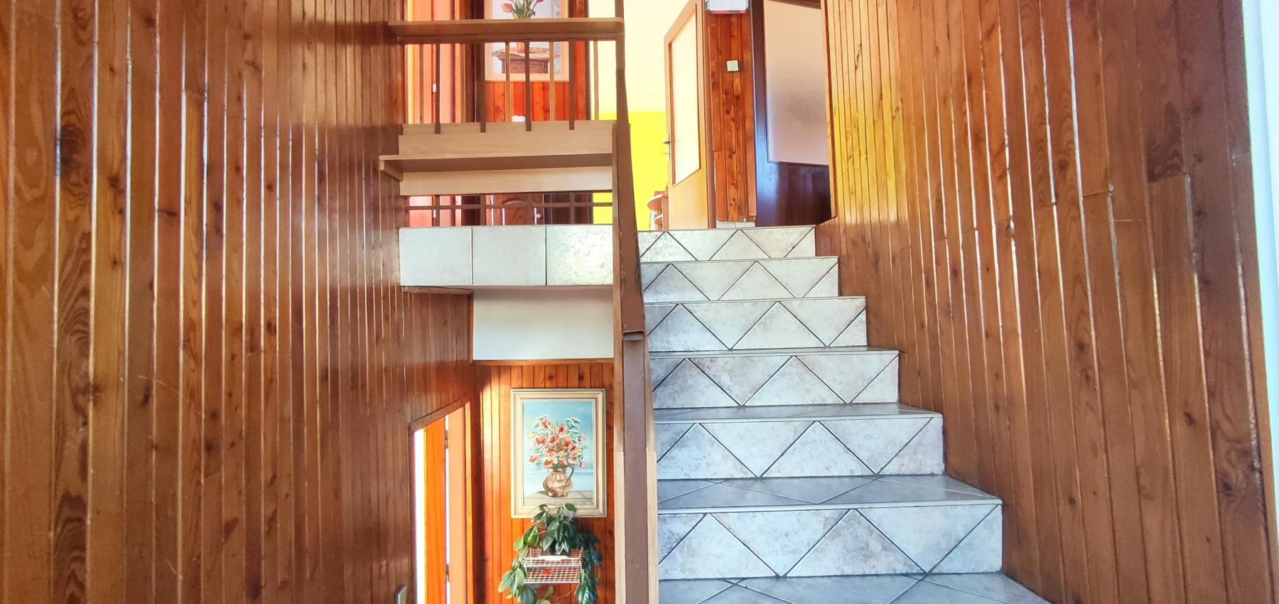 ZNÍŽENÁ CENA.... Dom pre rodinu - 5 izieb, garáž, prístrešok pre auto, slnečný pozemok 600 m2, altánok, podpivničený