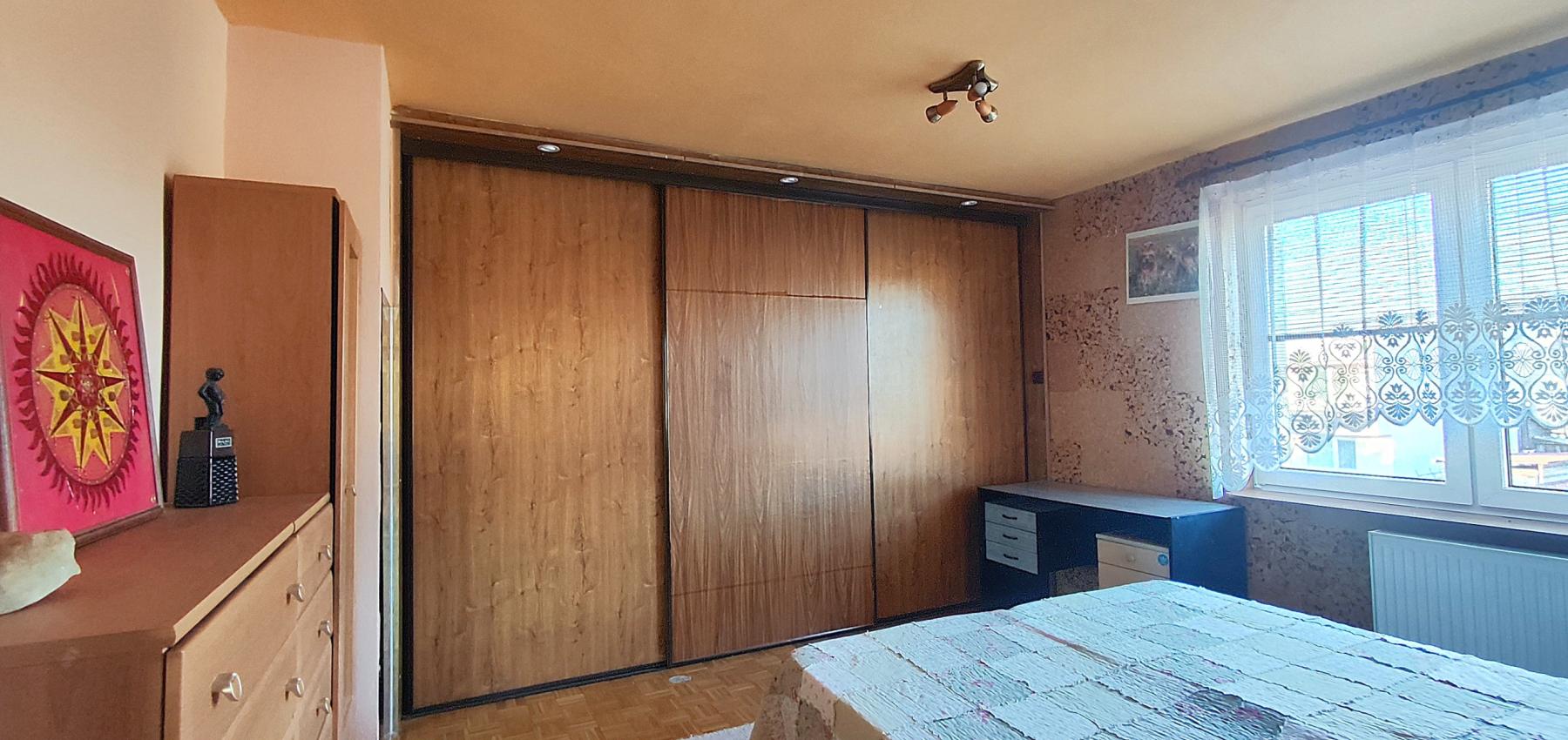 ZNÍŽENÁ CENA.... Dom pre rodinu - 5 izieb, garáž, prístrešok pre auto, slnečný pozemok 600 m2, altánok, podpivničený