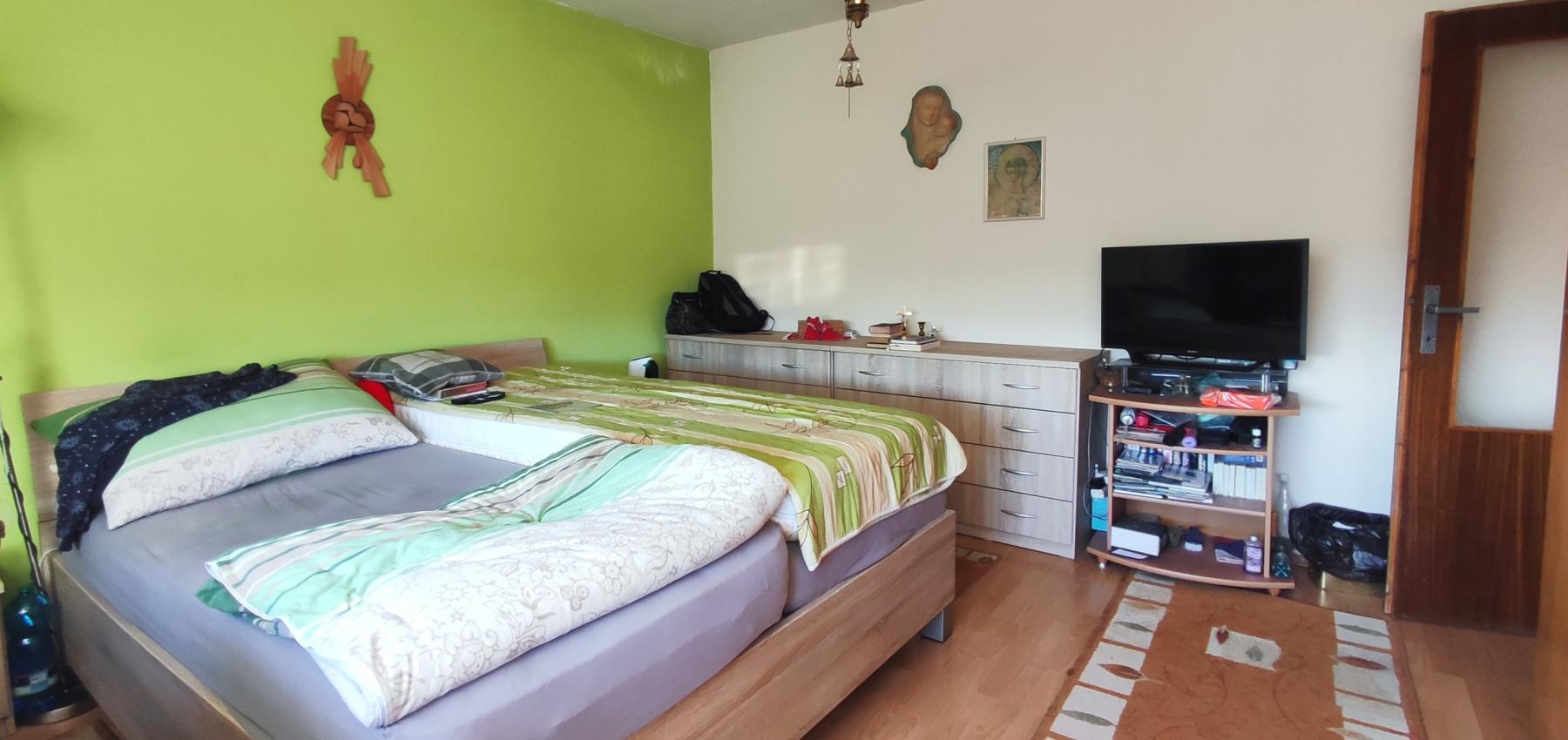 ZNÍŽENÁ CENA.... Dom pre rodinu - 5 izieb, garáž, prístrešok pre auto, slnečný pozemok 600 m2, altánok, podpivničený