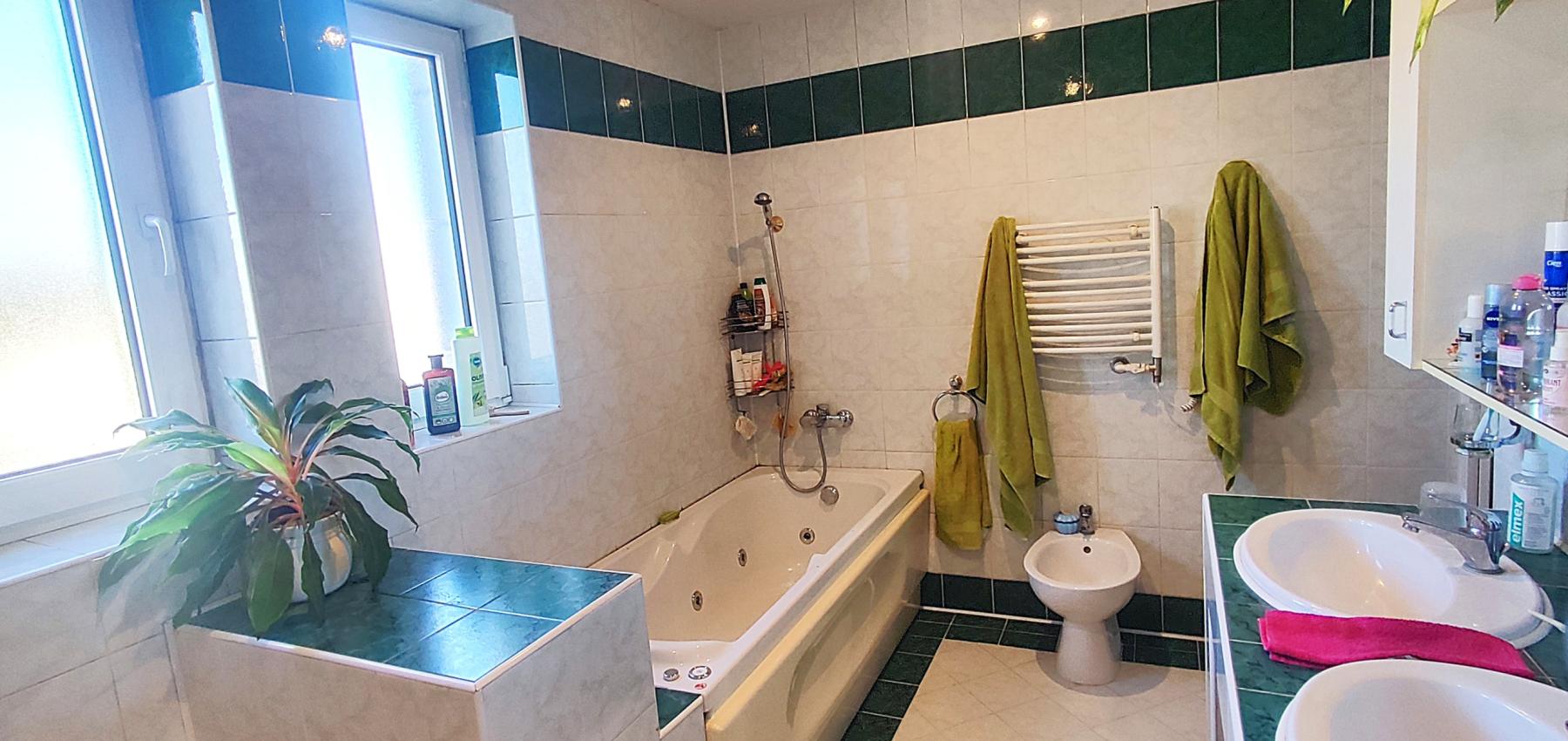 ZNÍŽENÁ CENA.... Dom pre rodinu - 5 izieb, garáž, prístrešok pre auto, slnečný pozemok 600 m2, altánok, podpivničený