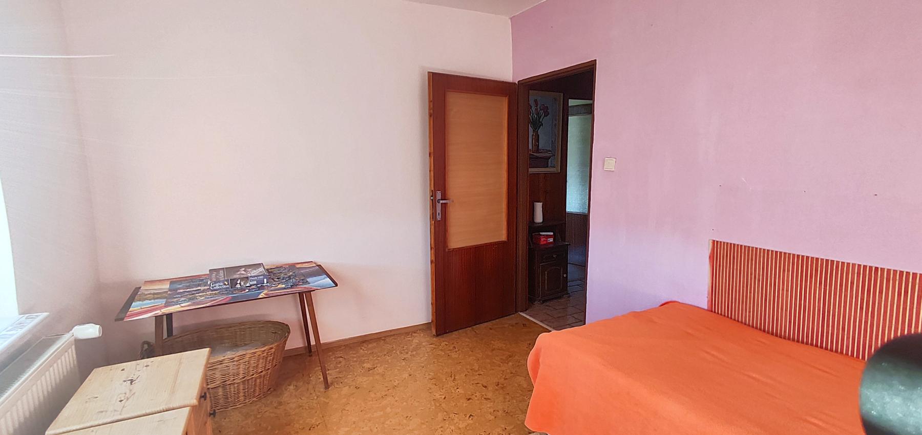 ZNÍŽENÁ CENA.... Dom pre rodinu - 5 izieb, garáž, prístrešok pre auto, slnečný pozemok 600 m2, altánok, podpivničený