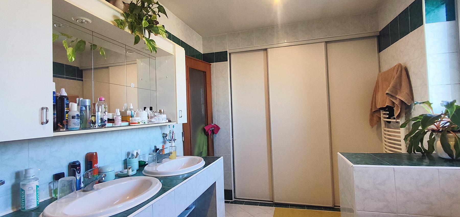 ZNÍŽENÁ CENA.... Dom pre rodinu - 5 izieb, garáž, prístrešok pre auto, slnečný pozemok 600 m2, altánok, podpivničený