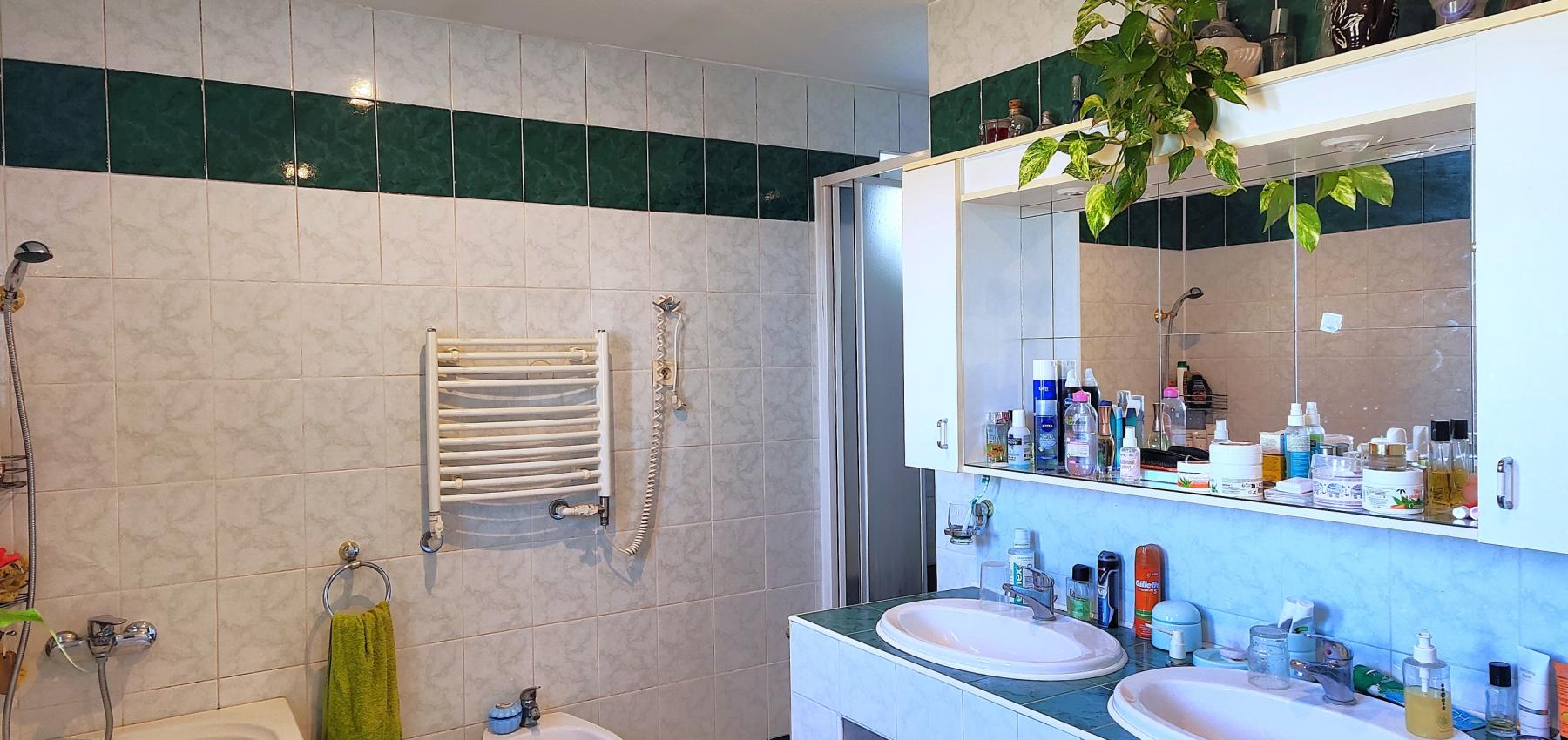 ZNÍŽENÁ CENA.... Dom pre rodinu - 5 izieb, garáž, prístrešok pre auto, slnečný pozemok 600 m2, altánok, podpivničený