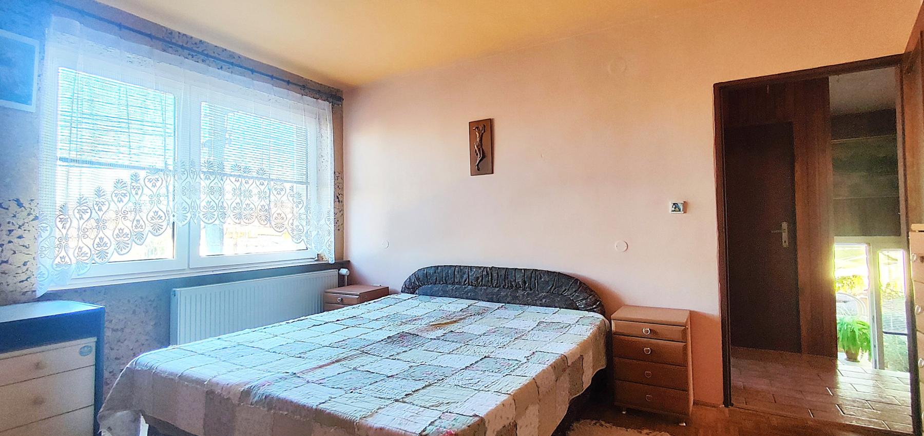 ZNÍŽENÁ CENA.... Dom pre rodinu - 5 izieb, garáž, prístrešok pre auto, slnečný pozemok 600 m2, altánok, podpivničený