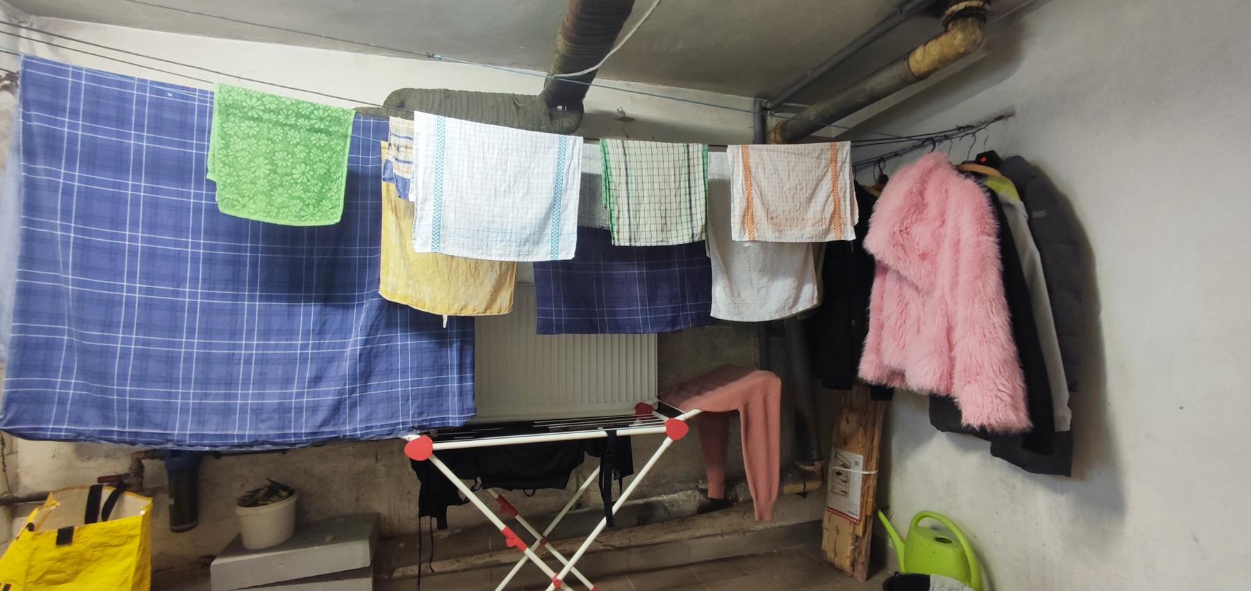 ZNÍŽENÁ CENA.... Dom pre rodinu - 5 izieb, garáž, prístrešok pre auto, slnečný pozemok 600 m2, altánok, podpivničený