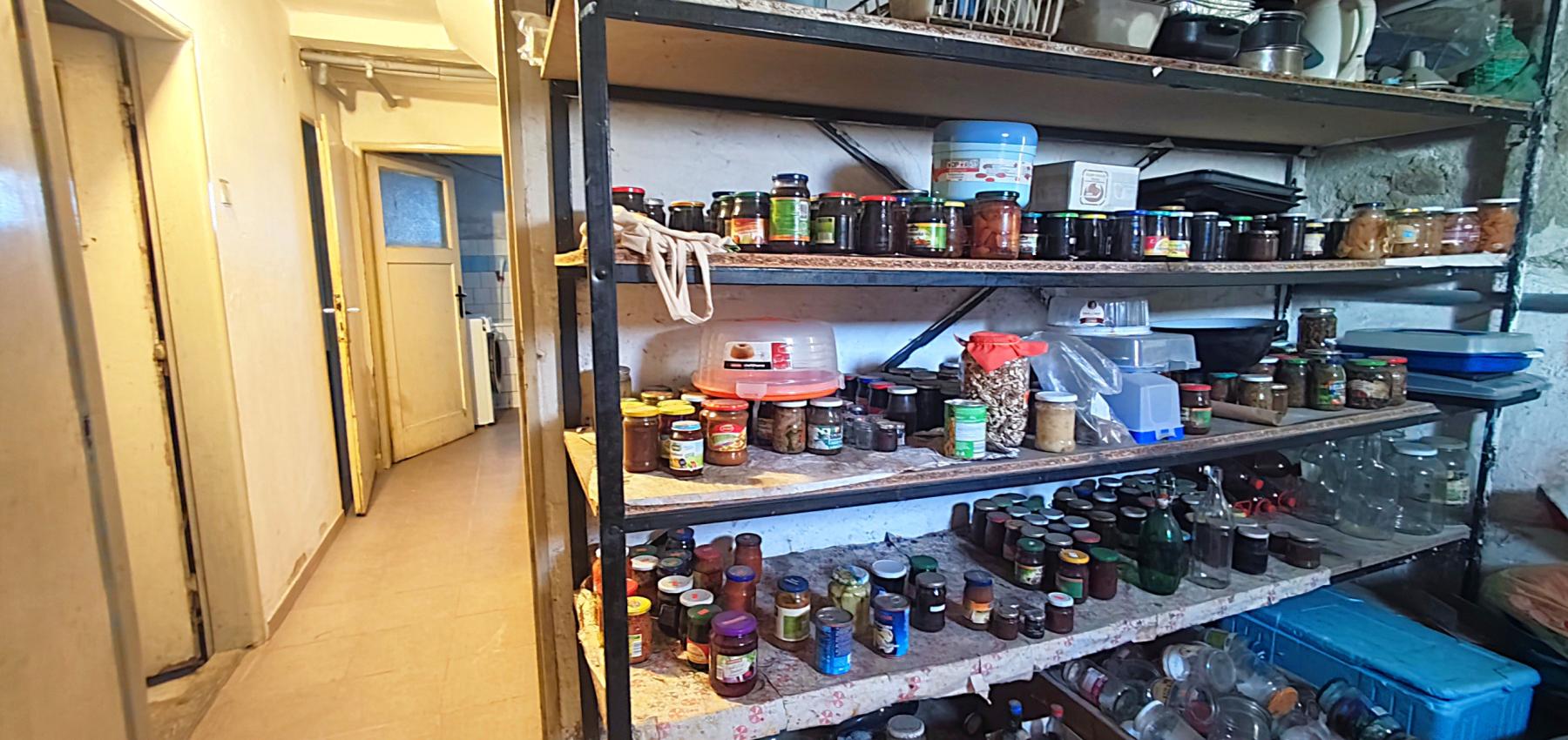 ZNÍŽENÁ CENA.... Dom pre rodinu - 5 izieb, garáž, prístrešok pre auto, slnečný pozemok 600 m2, altánok, podpivničený