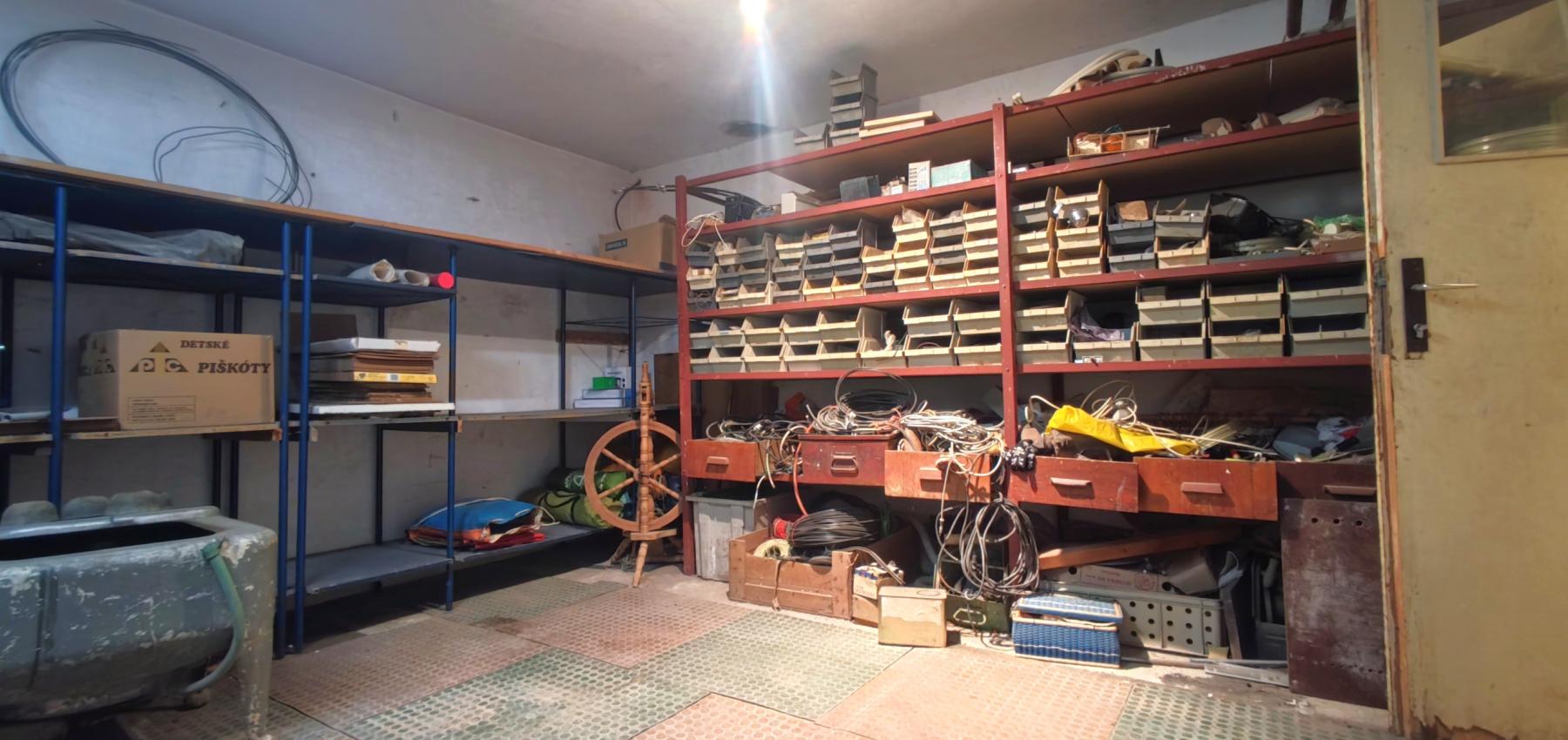 ZNÍŽENÁ CENA.... Dom pre rodinu - 5 izieb, garáž, prístrešok pre auto, slnečný pozemok 600 m2, altánok, podpivničený