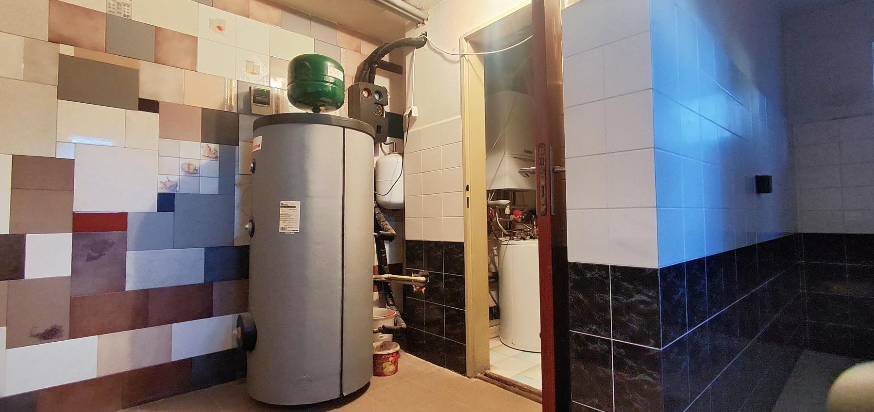 ZNÍŽENÁ CENA.... Dom pre rodinu - 5 izieb, garáž, prístrešok pre auto, slnečný pozemok 600 m2, altánok, podpivničený