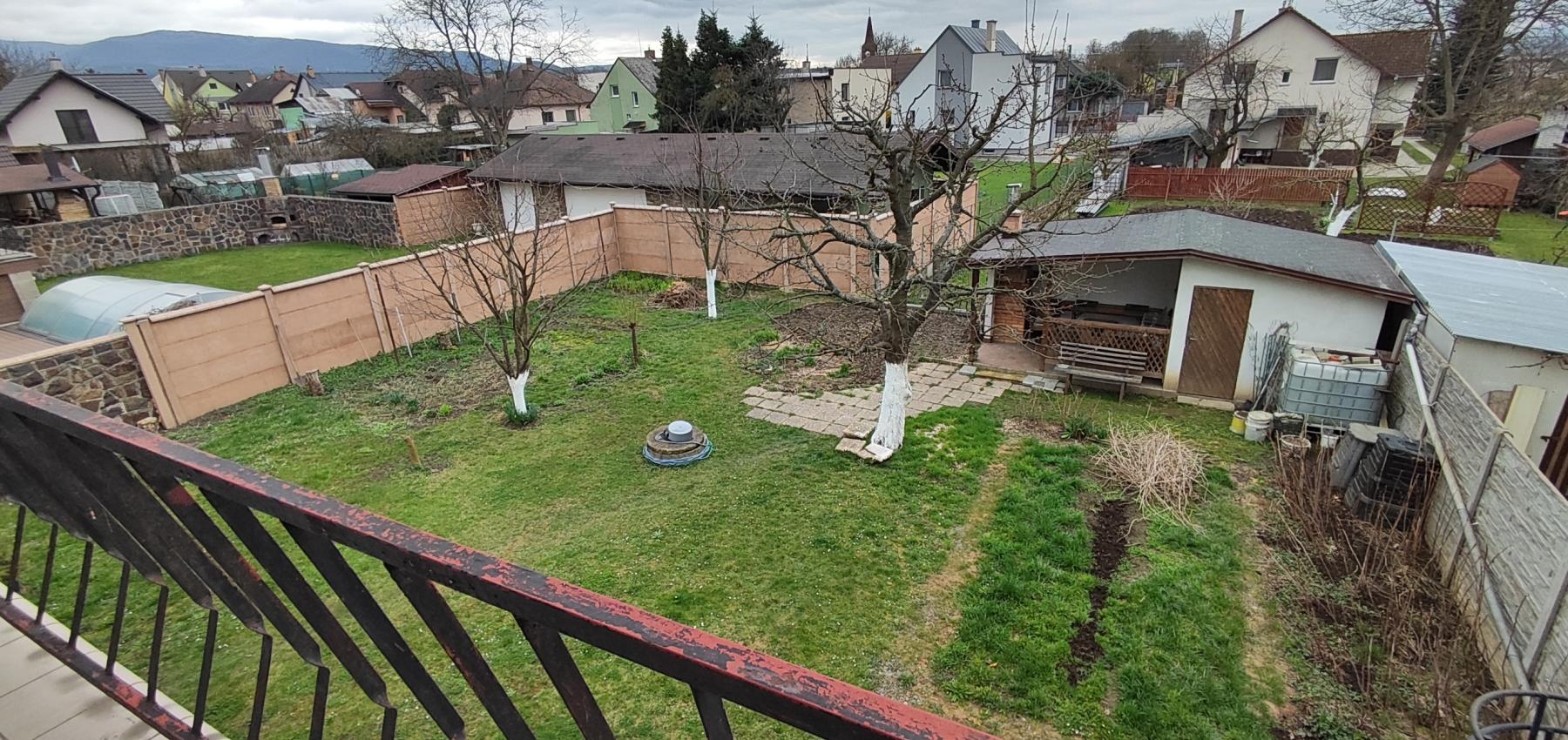 ZNÍŽENÁ CENA.... Dom pre rodinu - 5 izieb, garáž, prístrešok pre auto, slnečný pozemok 600 m2, altánok, podpivničený