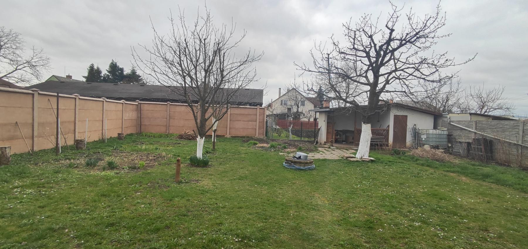 ZNÍŽENÁ CENA.... Dom pre rodinu - 5 izieb, garáž, prístrešok pre auto, slnečný pozemok 600 m2, altánok, podpivničený