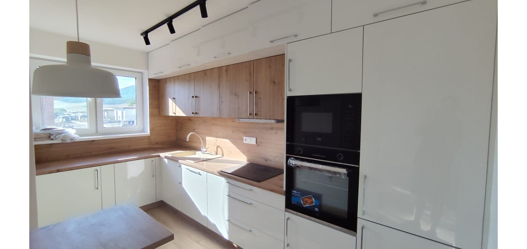 Posledný tehlový 3 izbový rodinný dom na pozemku 280 m2, 2 parkovacie miesta, terasa, záhrada