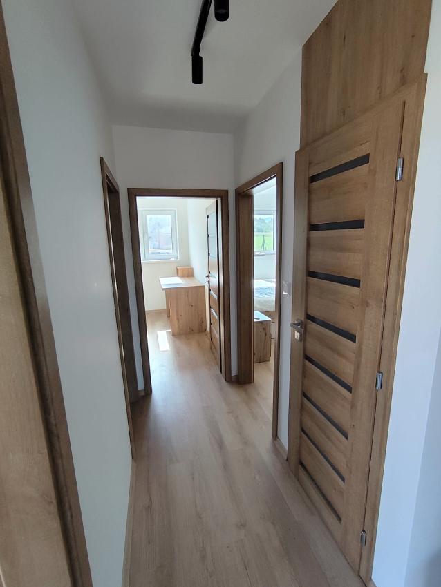 Posledný tehlový 3 izbový rodinný dom na pozemku 280 m2, 2 parkovacie miesta, terasa, záhrada