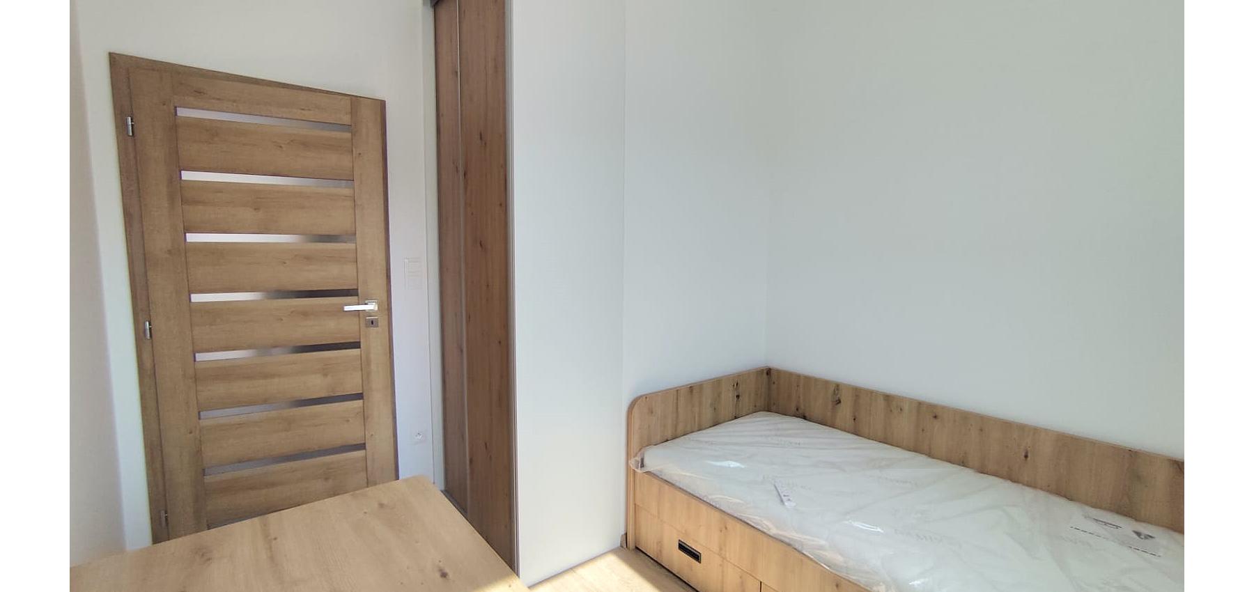 Posledný tehlový 3 izbový rodinný dom na pozemku 280 m2, 2 parkovacie miesta, terasa, záhrada