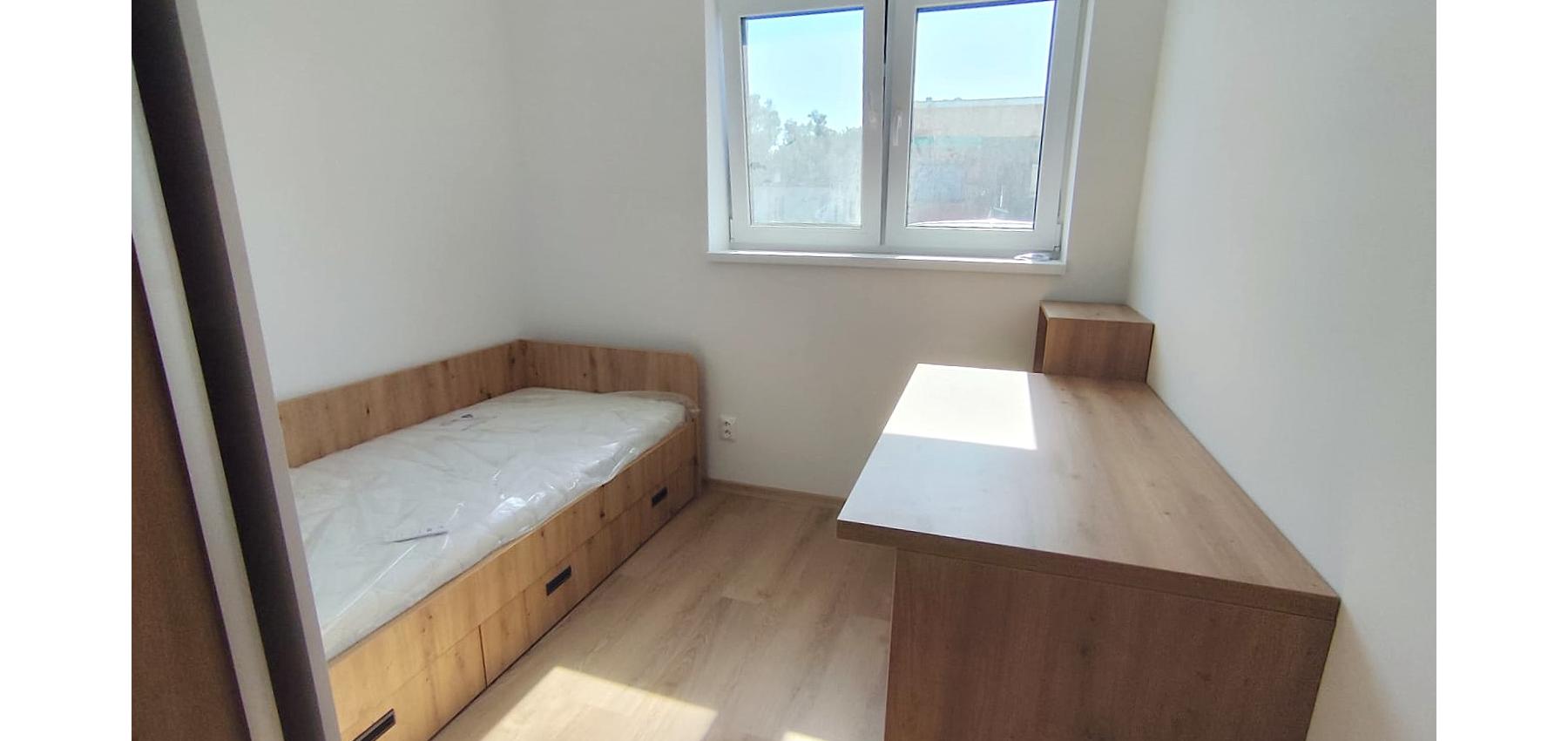 Posledný tehlový 3 izbový rodinný dom na pozemku 280 m2, 2 parkovacie miesta, terasa, záhrada