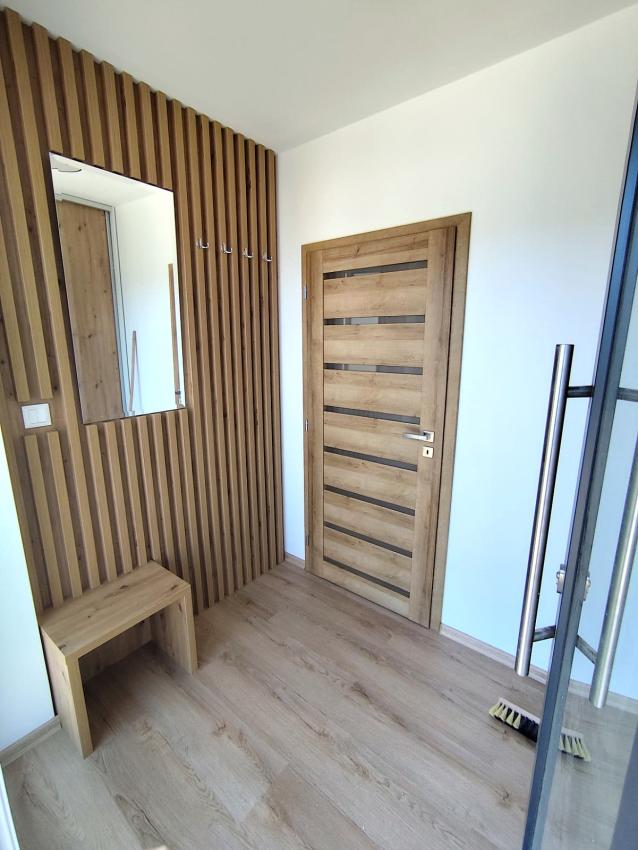 Posledný tehlový 3 izbový rodinný dom na pozemku 280 m2, 2 parkovacie miesta, terasa, záhrada