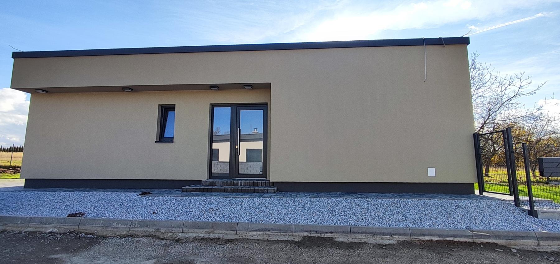 Posledný tehlový 3 izbový rodinný dom na pozemku 280 m2, 2 parkovacie miesta, terasa, záhrada