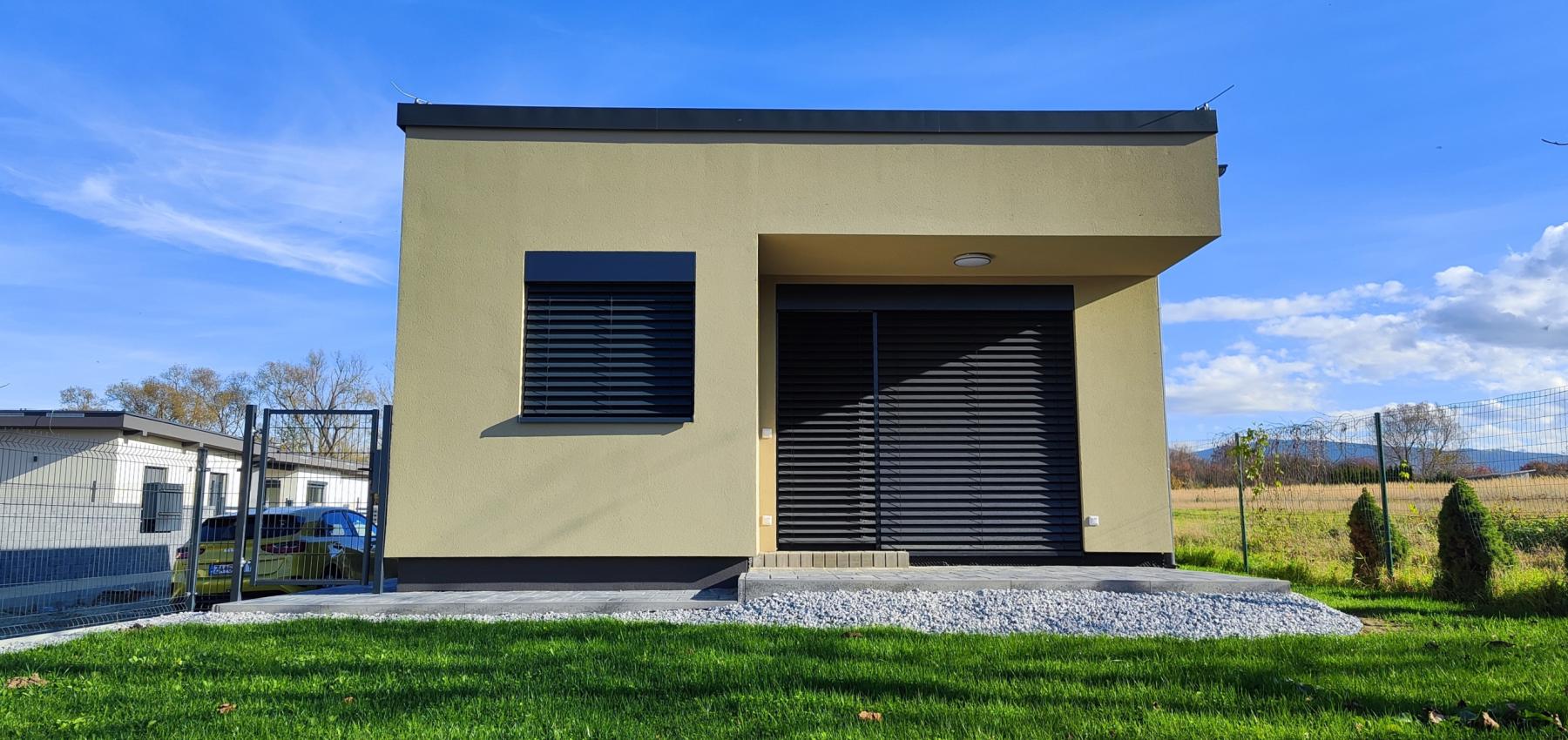 Posledný tehlový 3 izbový rodinný dom na pozemku 280 m2, 2 parkovacie miesta, terasa, záhrada