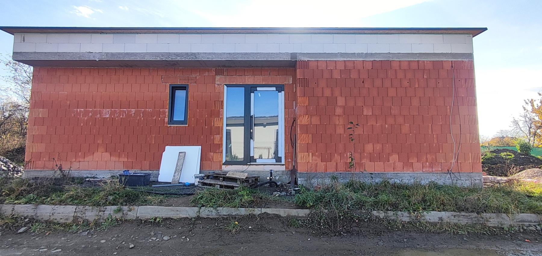 Posledný tehlový 3 izbový rodinný dom na pozemku 280 m2, 2 parkovacie miesta, terasa, záhrada