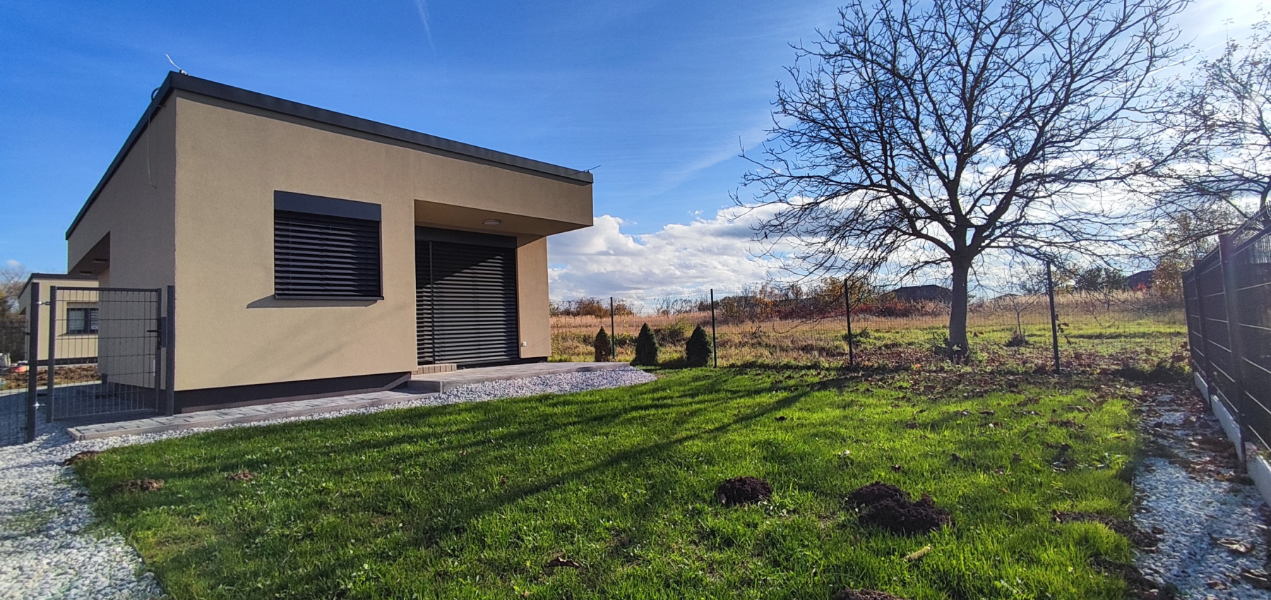 Posledný tehlový 3 izbový rodinný dom na pozemku 280 m2, 2 parkovacie miesta, terasa, záhrada