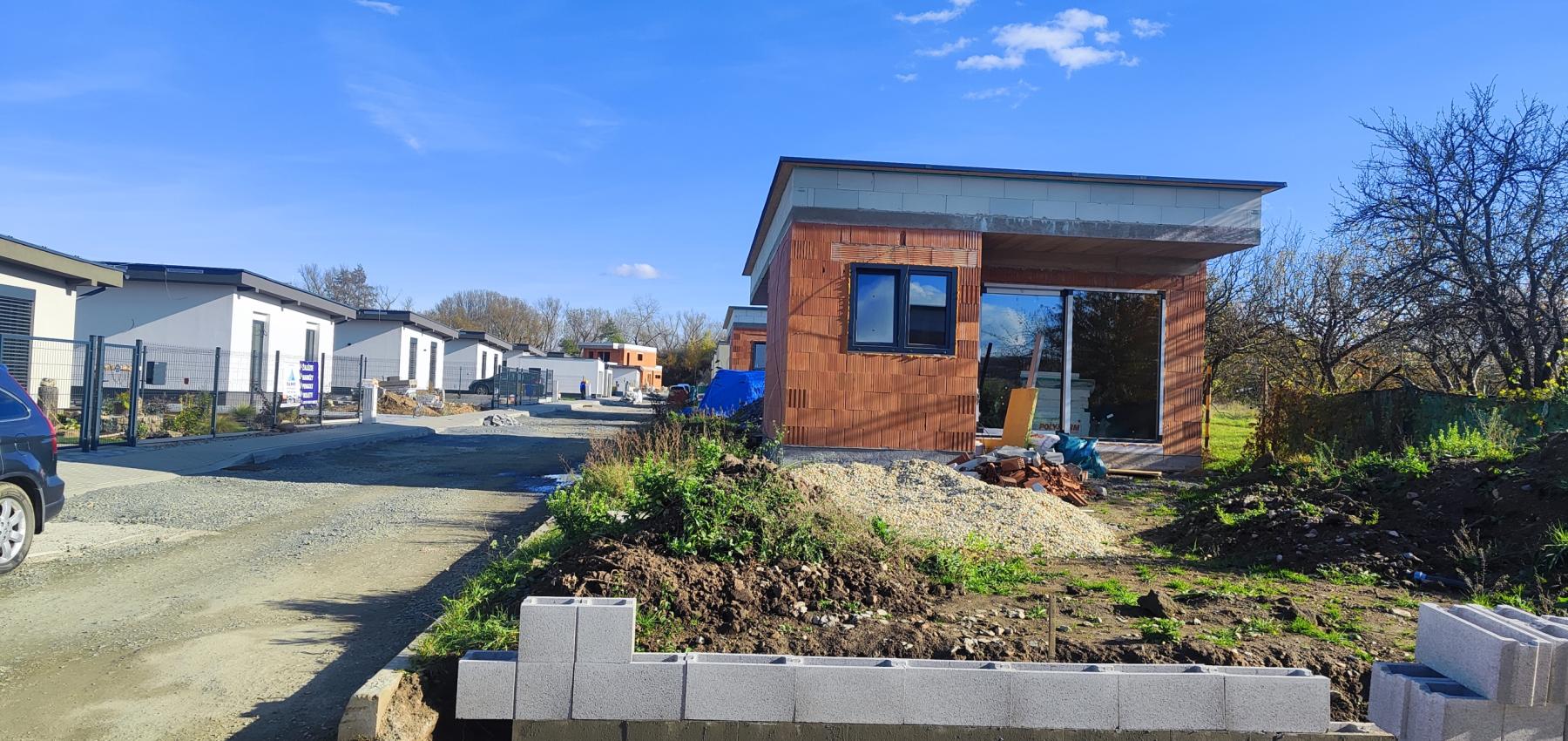 Posledný tehlový 3 izbový rodinný dom na pozemku 280 m2, 2 parkovacie miesta, terasa, záhrada