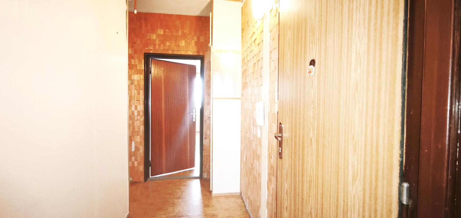 Na predaj vyprataný 2 izbový byt 50 m2, v pôvodnom stave v skvelej lokalite KVP, Jasuschova ulica