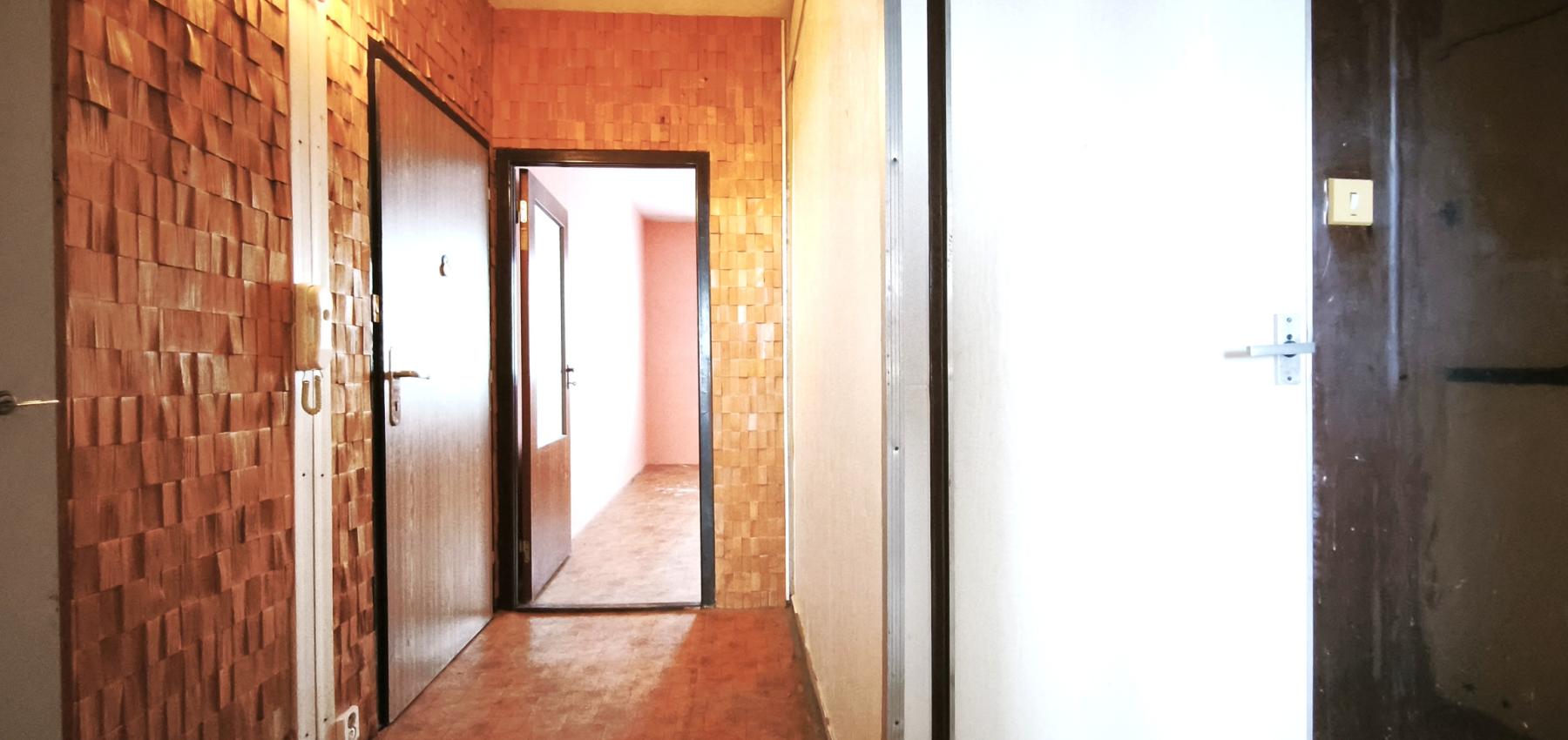 Na predaj vyprataný 2 izbový byt 50 m2, v pôvodnom stave v skvelej lokalite KVP, Jasuschova ulica