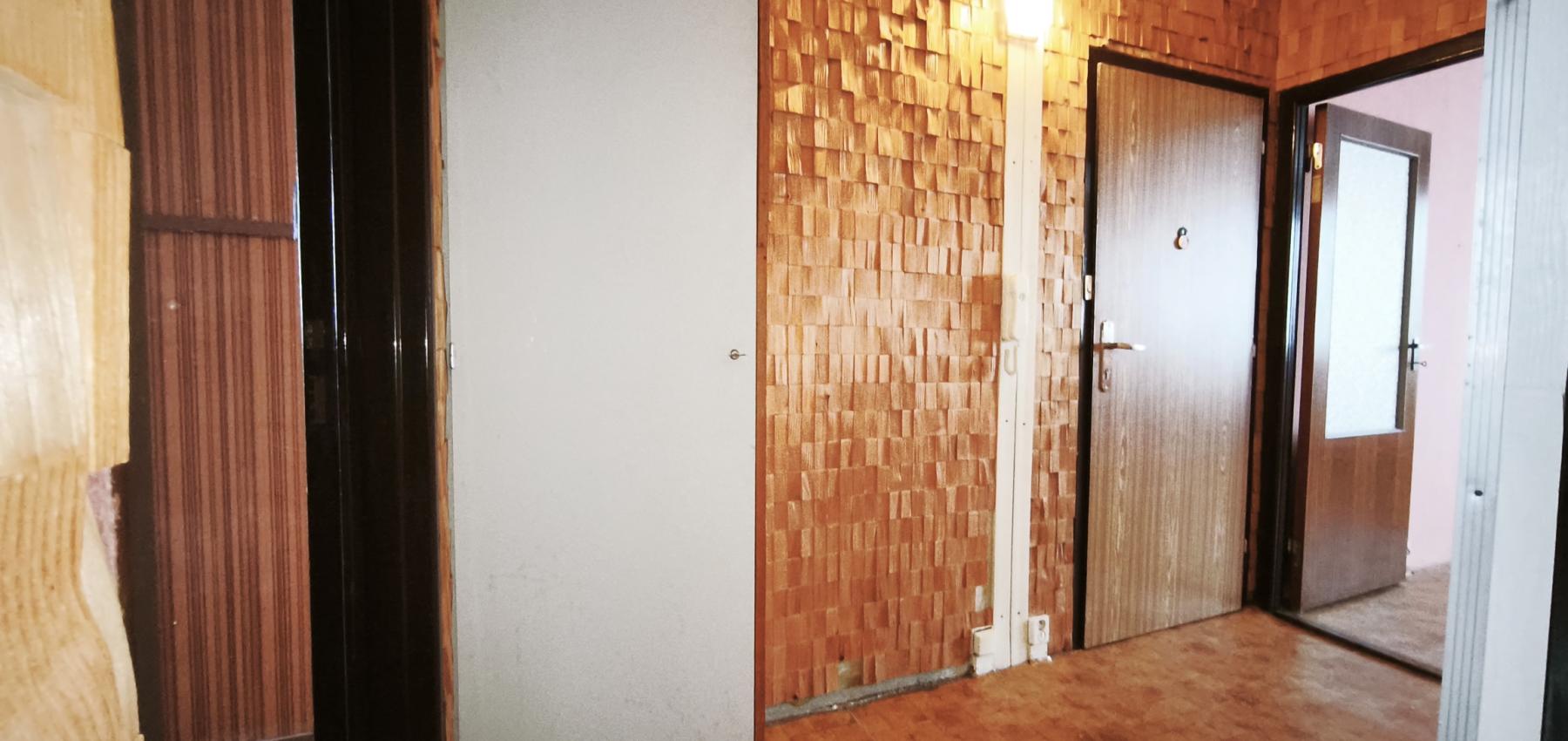 Na predaj vyprataný 2 izbový byt 50 m2, v pôvodnom stave v skvelej lokalite KVP, Jasuschova ulica