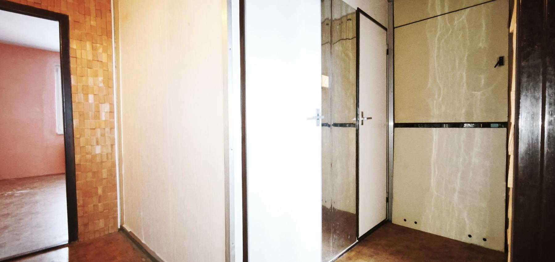 Na predaj vyprataný 2 izbový byt 50 m2, v pôvodnom stave v skvelej lokalite KVP, Jasuschova ulica