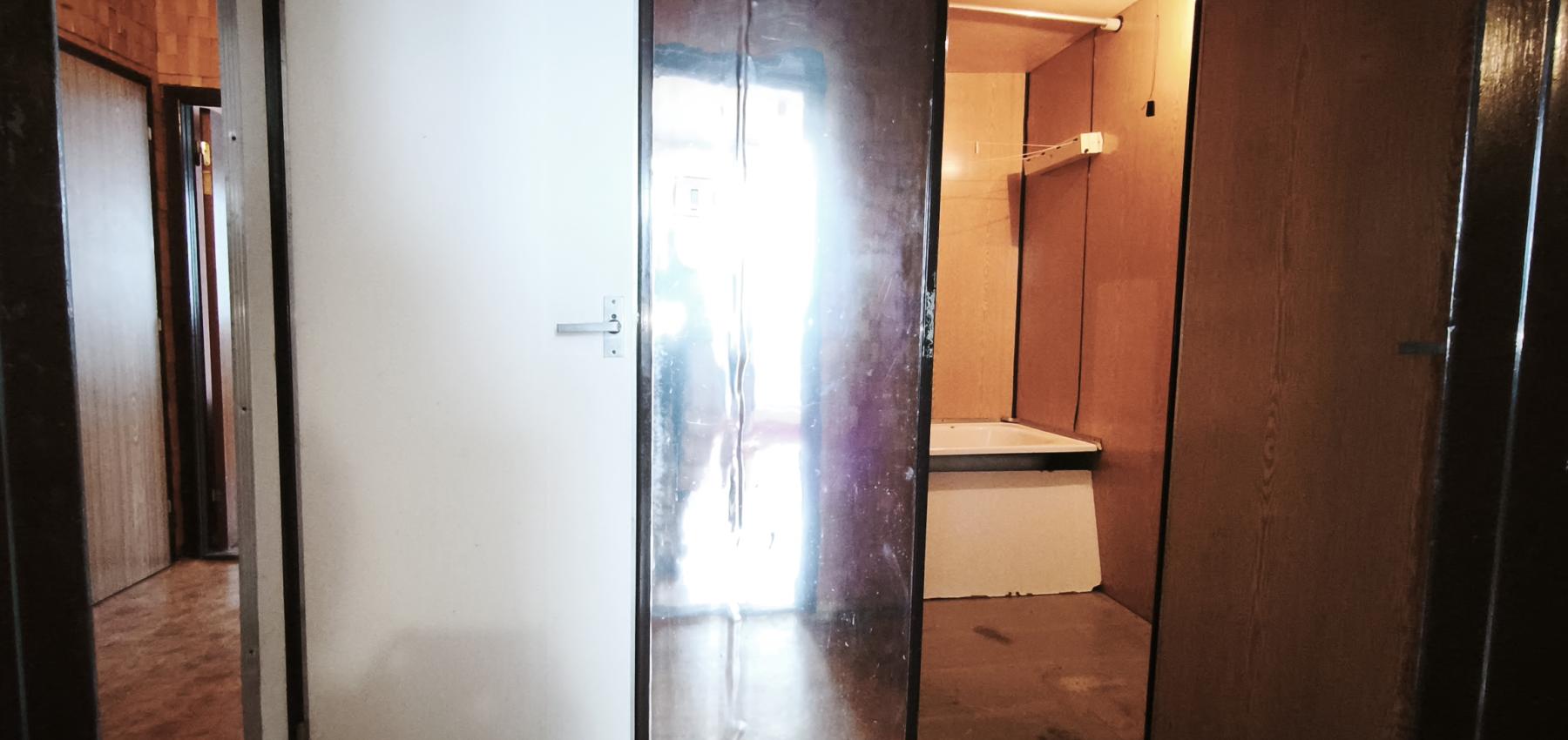 Na predaj vyprataný 2 izbový byt 50 m2, v pôvodnom stave v skvelej lokalite KVP, Jasuschova ulica