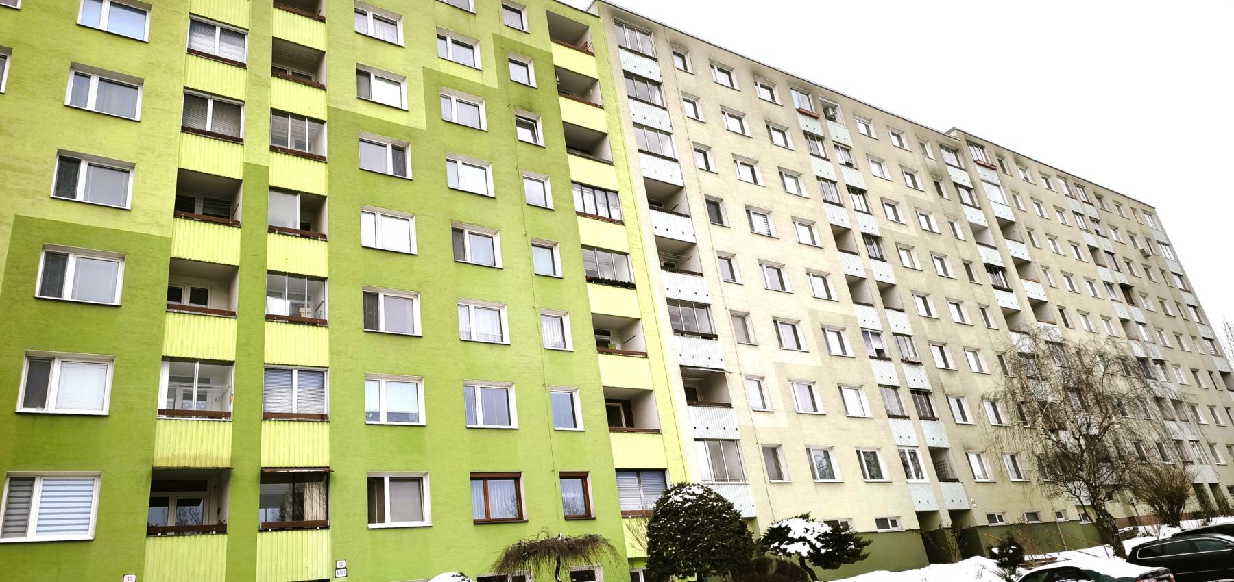 Na predaj vyprataný 2 izbový byt 50 m2, v pôvodnom stave v skvelej lokalite KVP, Jasuschova ulica