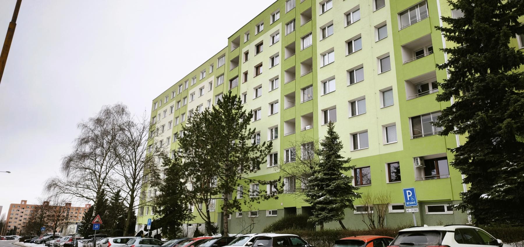 Na predaj vyprataný 2 izbový byt 50 m2, v pôvodnom stave v skvelej lokalite KVP, Jasuschova ulica