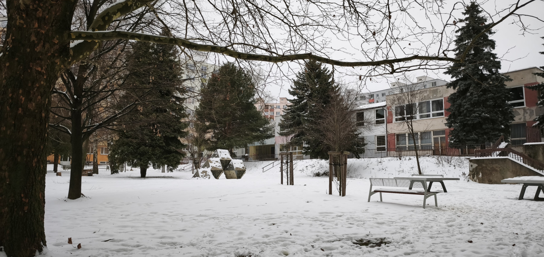 Na predaj vyprataný 2 izbový byt 50 m2, v pôvodnom stave v skvelej lokalite KVP, Jasuschova ulica