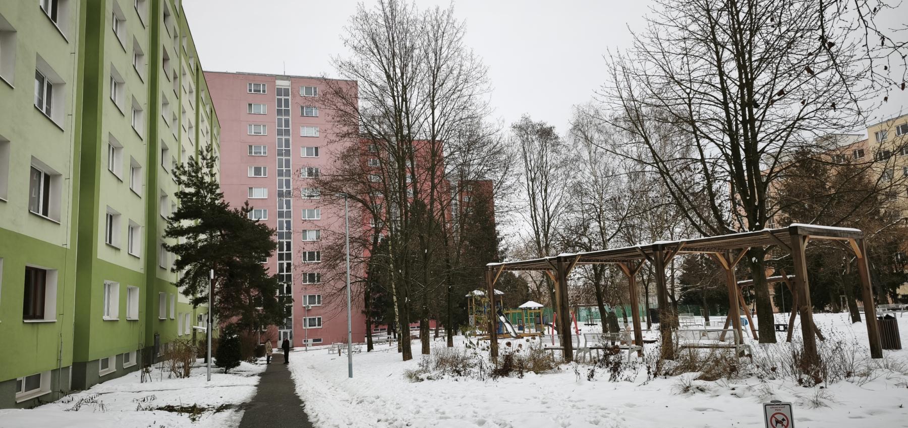 Na predaj vyprataný 2 izbový byt 50 m2, v pôvodnom stave v skvelej lokalite KVP, Jasuschova ulica